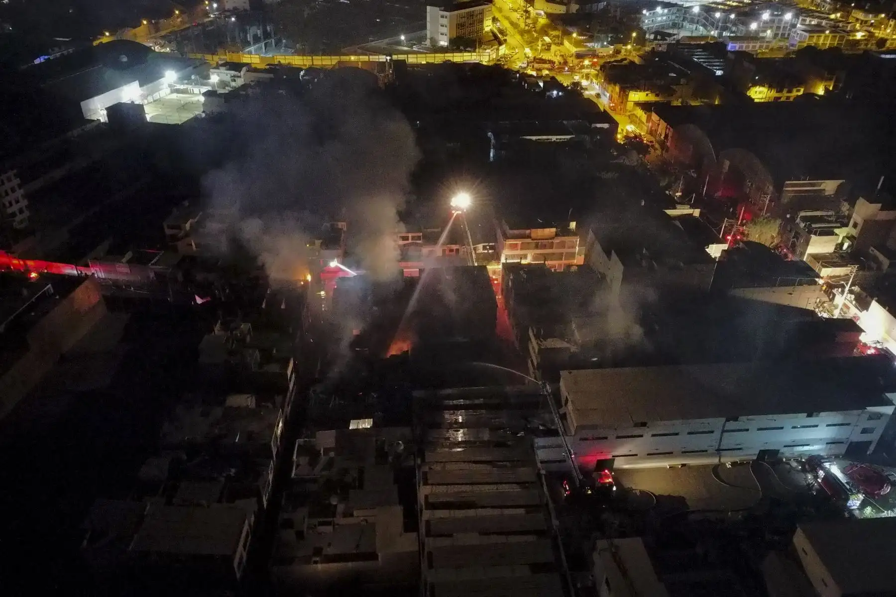 Se registra incendio de grandes proporciones en fábrica de productos químicos, en San Juan de Lurigancho. Se desplazaron a la zona 25 unidades de Bomberos para controlar el incendio de código 4.
Foto: ANDINA/Jhonel Rodríguez Robles Se registra incendio de grandes proporciones en fábrica de productos químicos, en San Juan de Lurigancho. Se desplazaron a la zona 25 unidades de Bomberos para controlar el incendio de código 4.
Foto: ANDINA/Jhonel Rodríguez Robles
