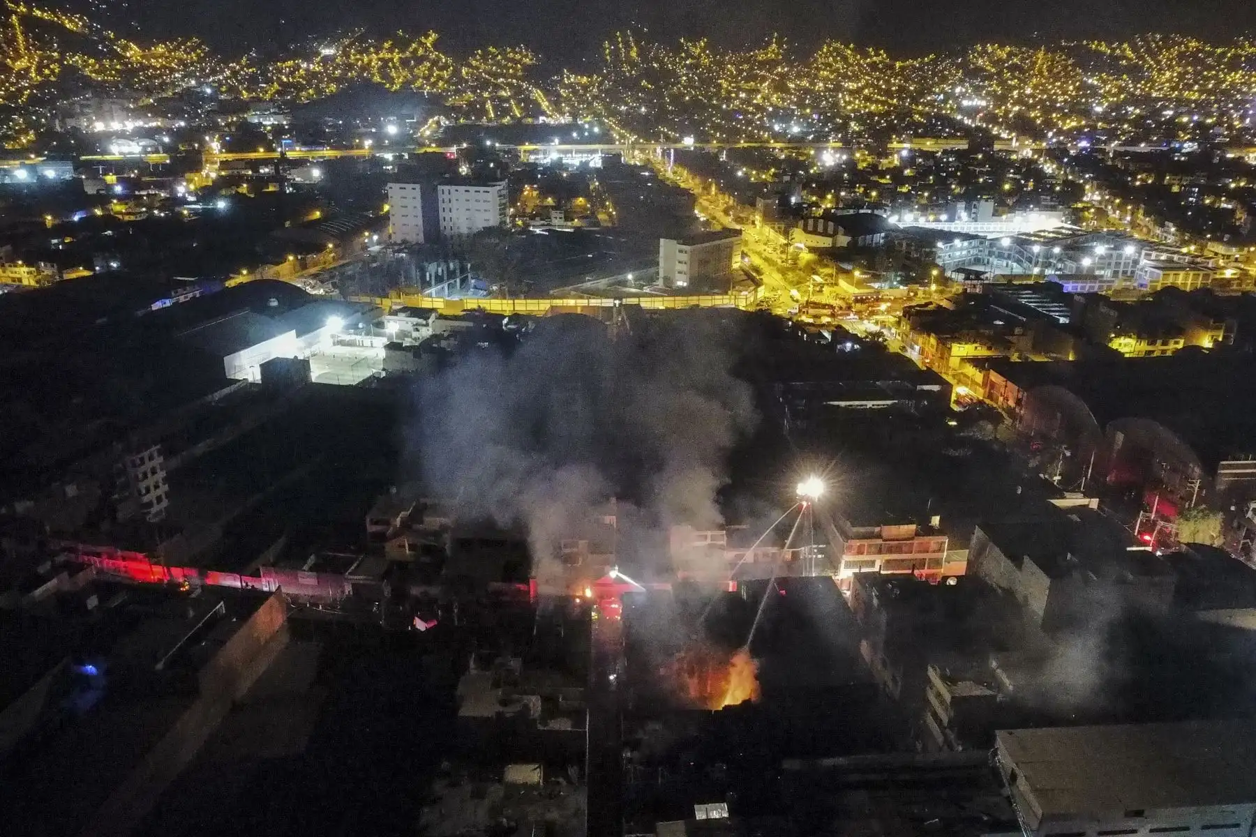 Se registra incendio de grandes proporciones en fábrica de productos químicos, en San Juan de Lurigancho. Se desplazaron a la zona 25 unidades de Bomberos para controlar el incendio de código 4.
Foto: ANDINA/Jhonel Rodríguez Robles Se registra incendio de grandes proporciones en fábrica de productos químicos, en San Juan de Lurigancho. Se desplazaron a la zona 25 unidades de Bomberos para controlar el incendio de código 4.
Foto: ANDINA/Jhonel Rodríguez Robles