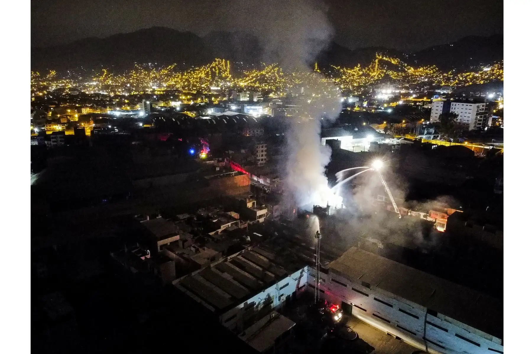 Se registra incendio de grandes proporciones en fábrica de productos químicos, en San Juan de Lurigancho. Se desplazaron a la zona 25 unidades de Bomberos para controlar el incendio de código 4.
Foto: ANDINA/Jhonel Rodríguez Robles Se registra incendio de grandes proporciones en fábrica de productos químicos, en San Juan de Lurigancho. Se desplazaron a la zona 25 unidades de Bomberos para controlar el incendio de código 4.
Foto: ANDINA/Jhonel Rodríguez Robles