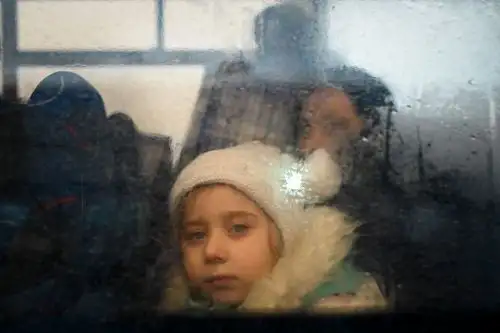 Miles de ucranianos huyen de la guerra en una masiva migración a los países colindantes, principalmente a Polonia. Foto: AFP