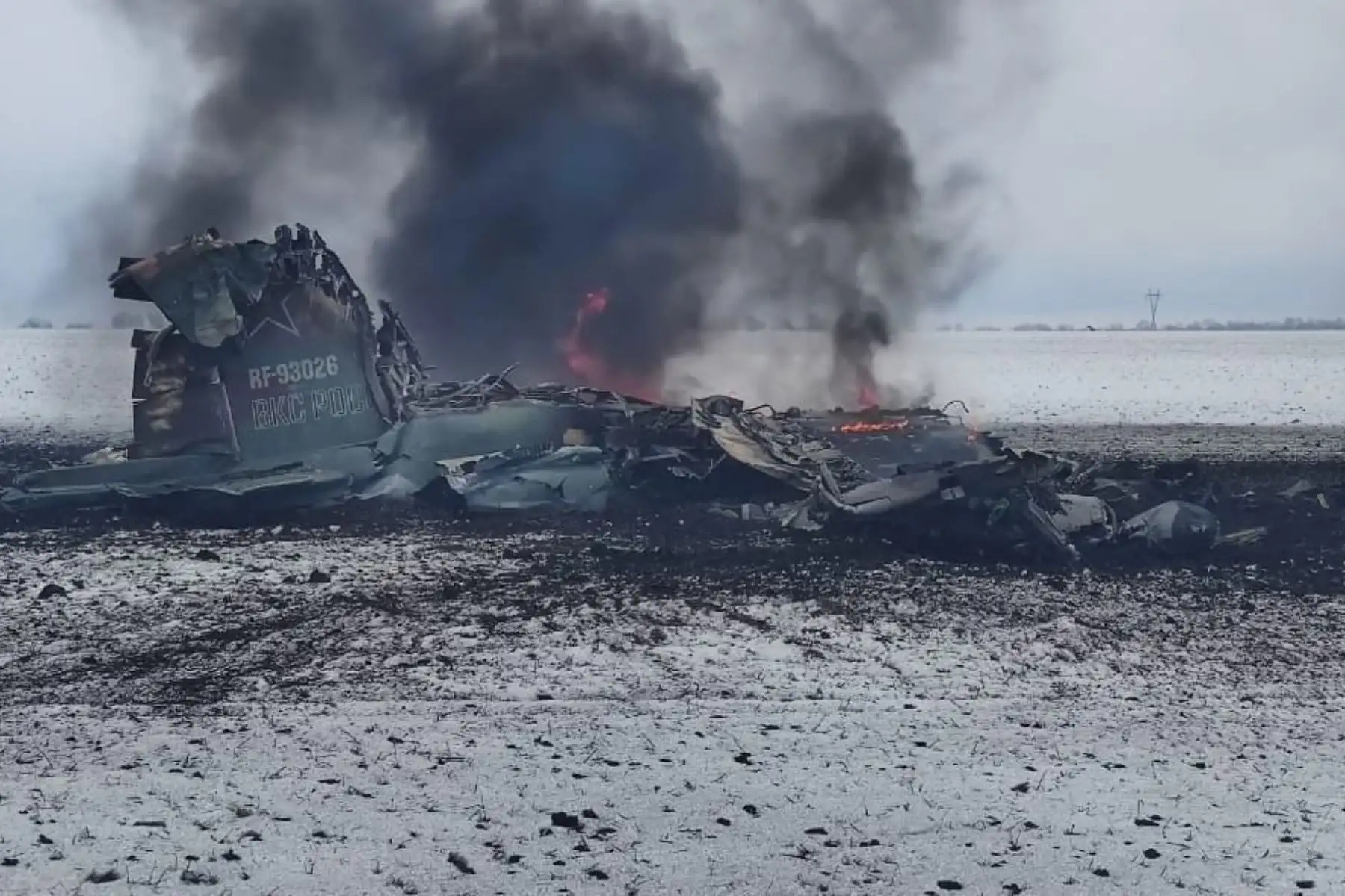 Restos de un avión de asalto ruso Sukhoi Su-25 en las afueras de la ciudad de Volnovakha. Foto: AFP