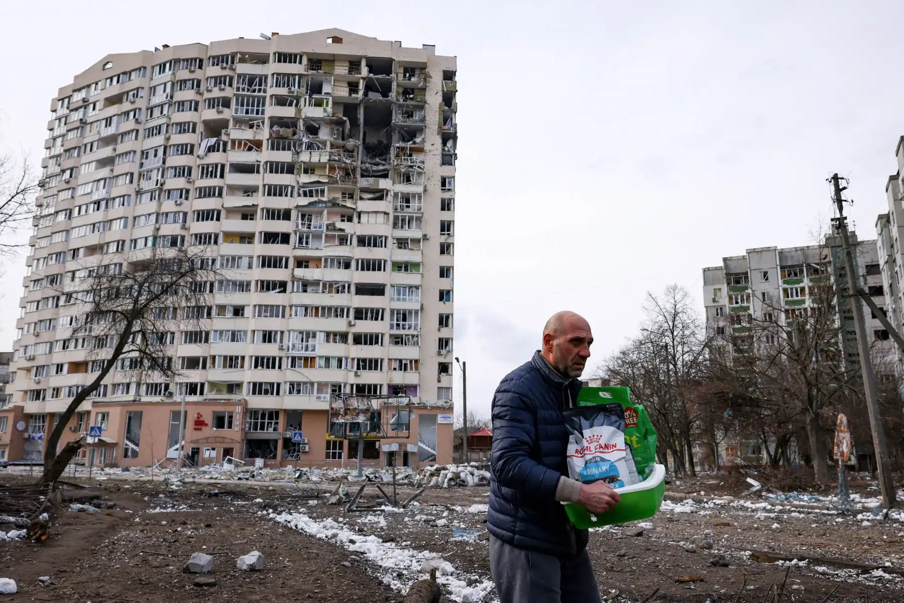 Un hombre camina frente a un edificio residencial dañado en el bombardeo de ayer en la ciudad de Chernihiv. Foto. AFP