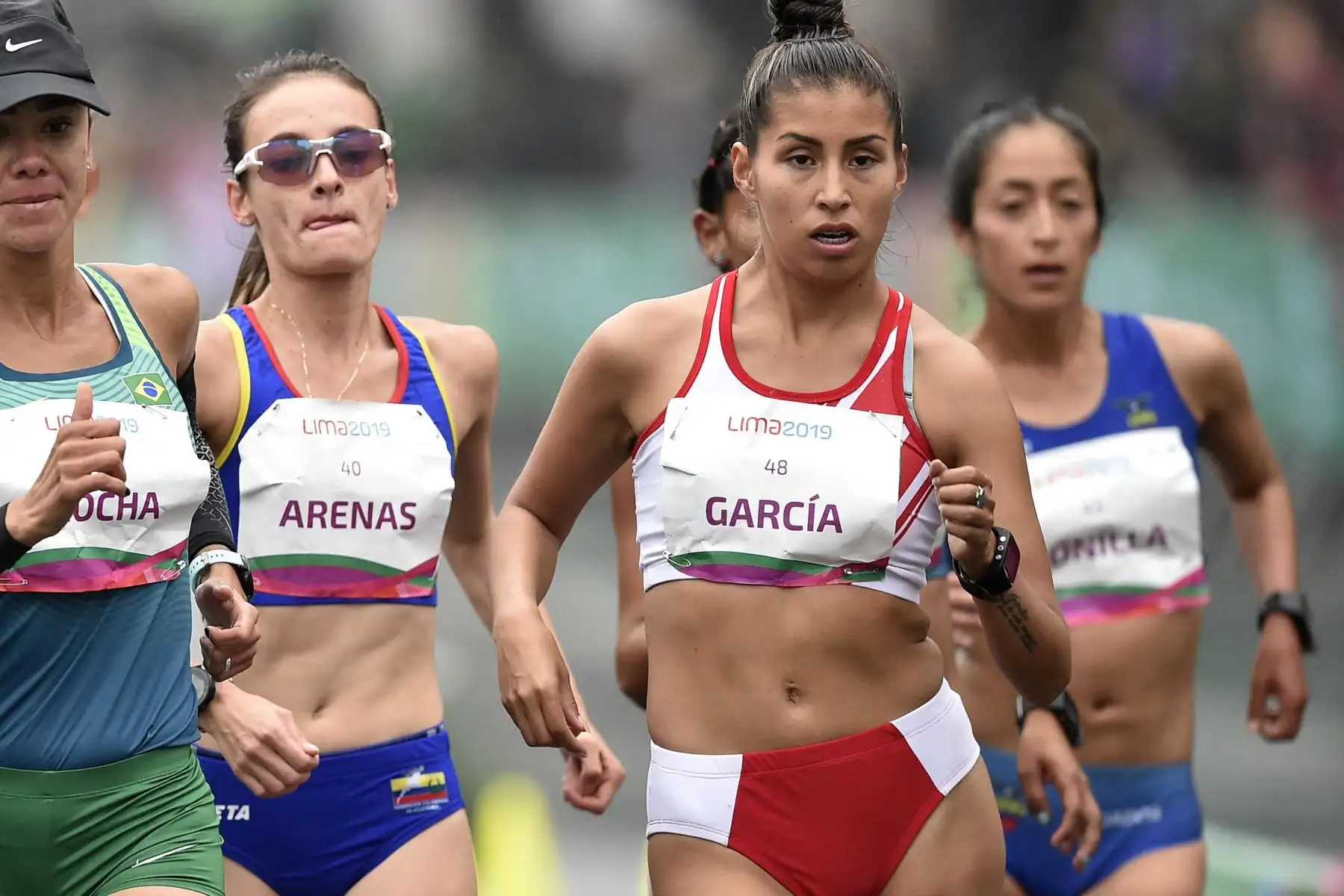 La peruana Kimberly García ocupó el tercer puesto en la prueba de los 20 kilómetros femenino del Campeonato Mundial de Marcha Atlética Mascate 2022, que se disputa en Omán. Foto: AFP