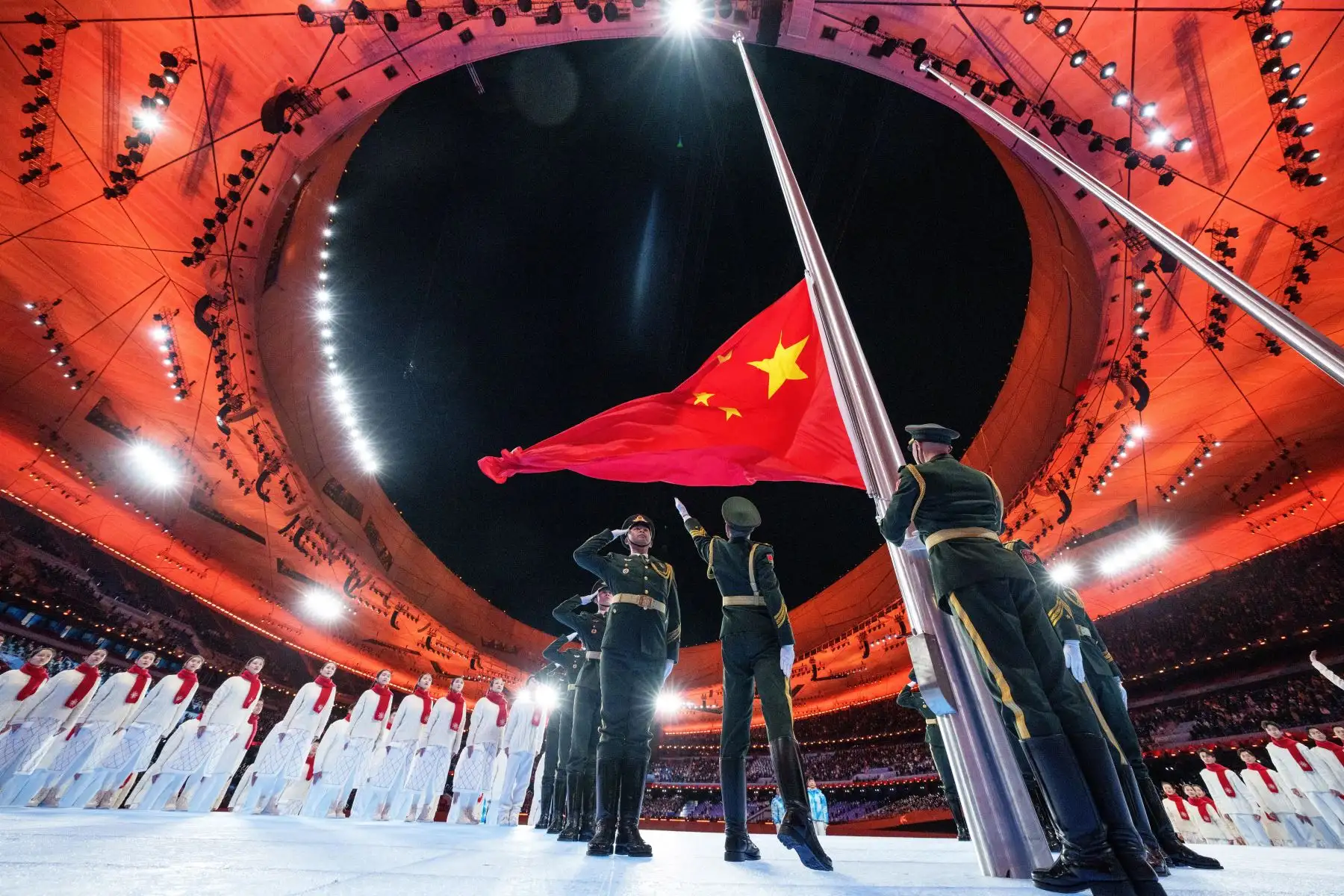 Bandera nacional de China izada durante la ceremonia de apertura de los Juegos Paralímpicos de Invierno de Beijing 2022 en el Estadio Nacional de Beijing. Foto: AFP