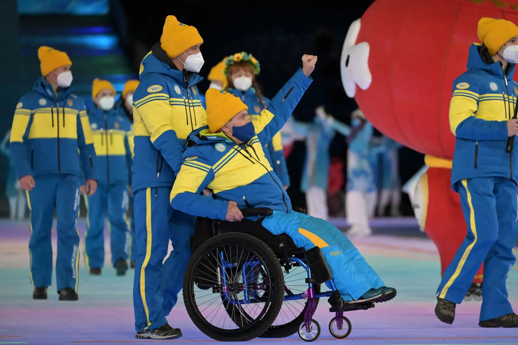 Atletas de Ucrania participan en la ceremonia de apertura de los Juegos Paralímpicos de Invierno de Beijing 2022 en el Estadio Nacional de Beijing el 4 de marzo de 2022. Foto: AFP