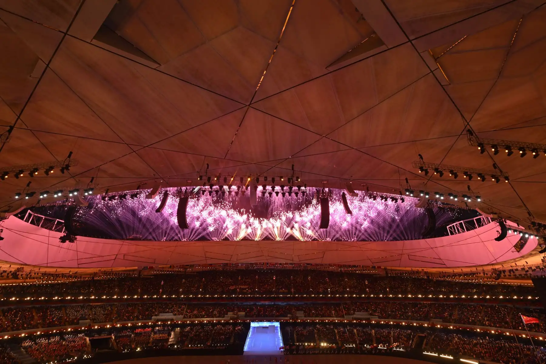 Los fuegos artificiales estallan sobre el Estadio Nacional durante la ceremonia de apertura de los Juegos Paralímpicos de Invierno de Beijing. Foto: AFP