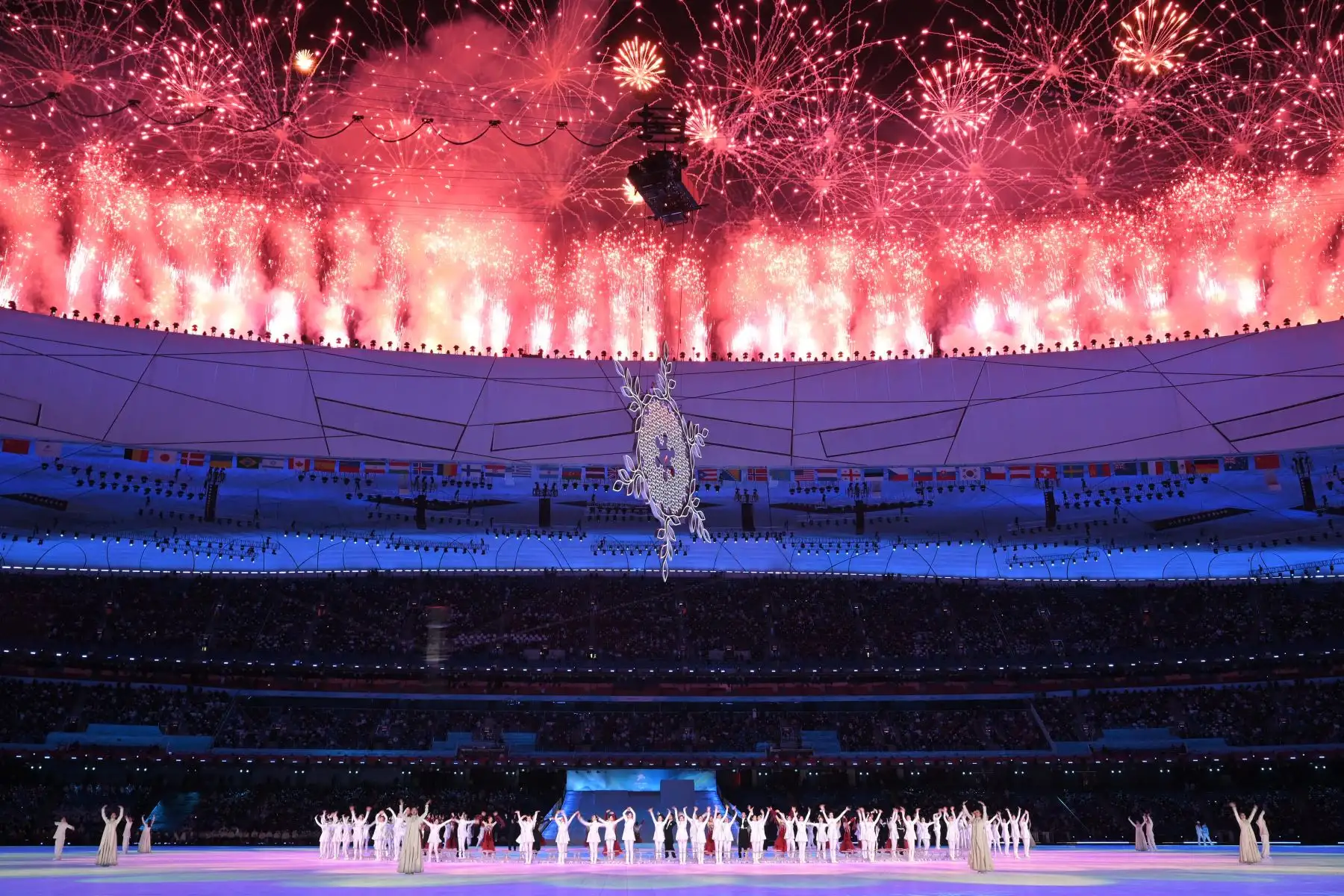 Los fuegos artificiales estallan sobre el Estadio Nacional durante la ceremonia de apertura de los Juegos Paralímpicos de Invierno de Beijing 2022 en Beijing. Foto: AFP