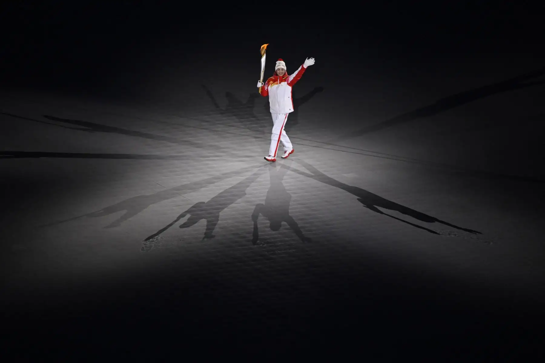 La llama Paralímpica se presenta durante la ceremonia de apertura de los Juegos Paralímpicos de Invierno de Beijing 2022 en el Estadio Nacional de Beijing. Foto: AFP