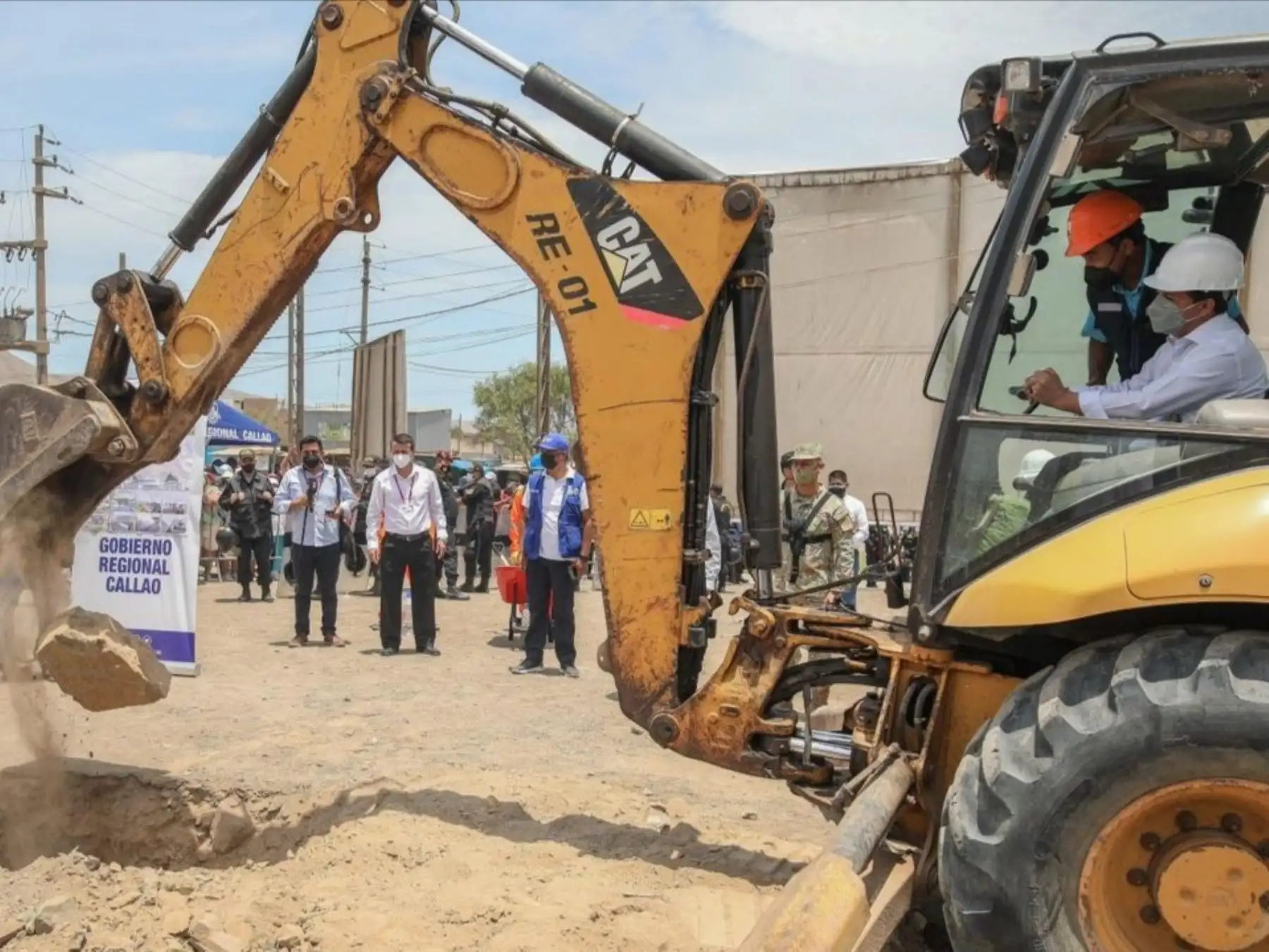 El jefe de Estado, Pedro Castillo, colocó la primera piedra de la nueva infraestructura del colegio Virgen de Fátima en Ventanilla, en beneficio de 1800 alumnos de la región Callao. Foto: ANDINA/Prensa Presidencia