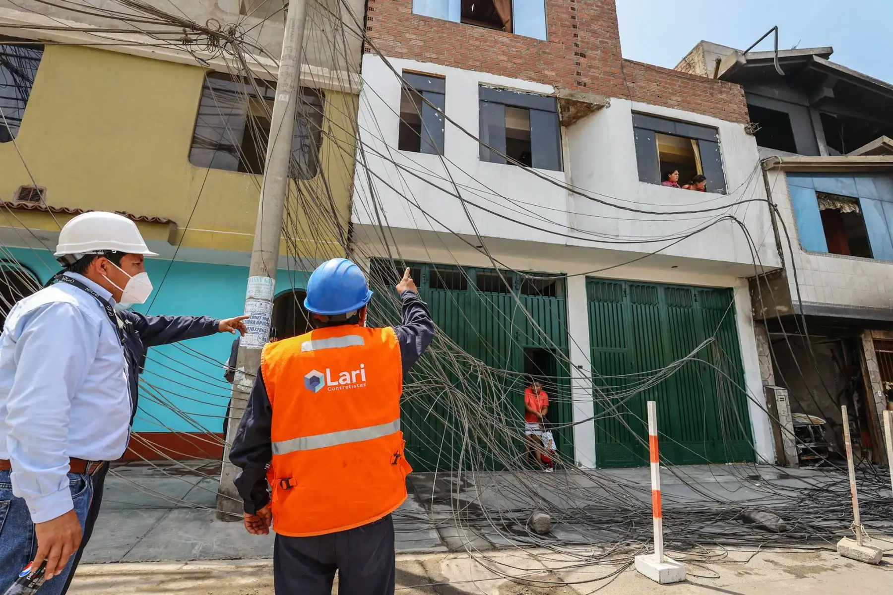 Incendio de grandes proporciones destruyó  un almacén de productos químicos ubicado en el distrito de San Juan de Lurigancho dejando a más de 30 viviendas afectadas y alrededor de 60 familias desprotegidas.
Foto: ANDINA/Andrés Valle