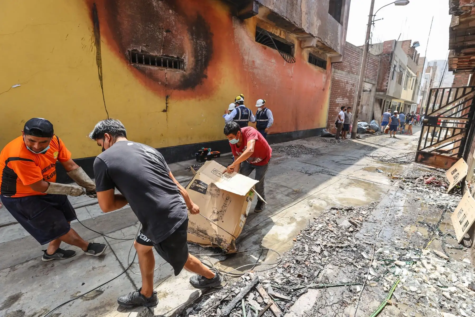 Incendio de grandes proporciones destruyó  un almacén de productos químicos ubicado en el distrito de San Juan de Lurigancho dejando a más de 30 viviendas afectadas y alrededor de 60 familias desprotegidas.
Foto: ANDINA/Andrés Valle