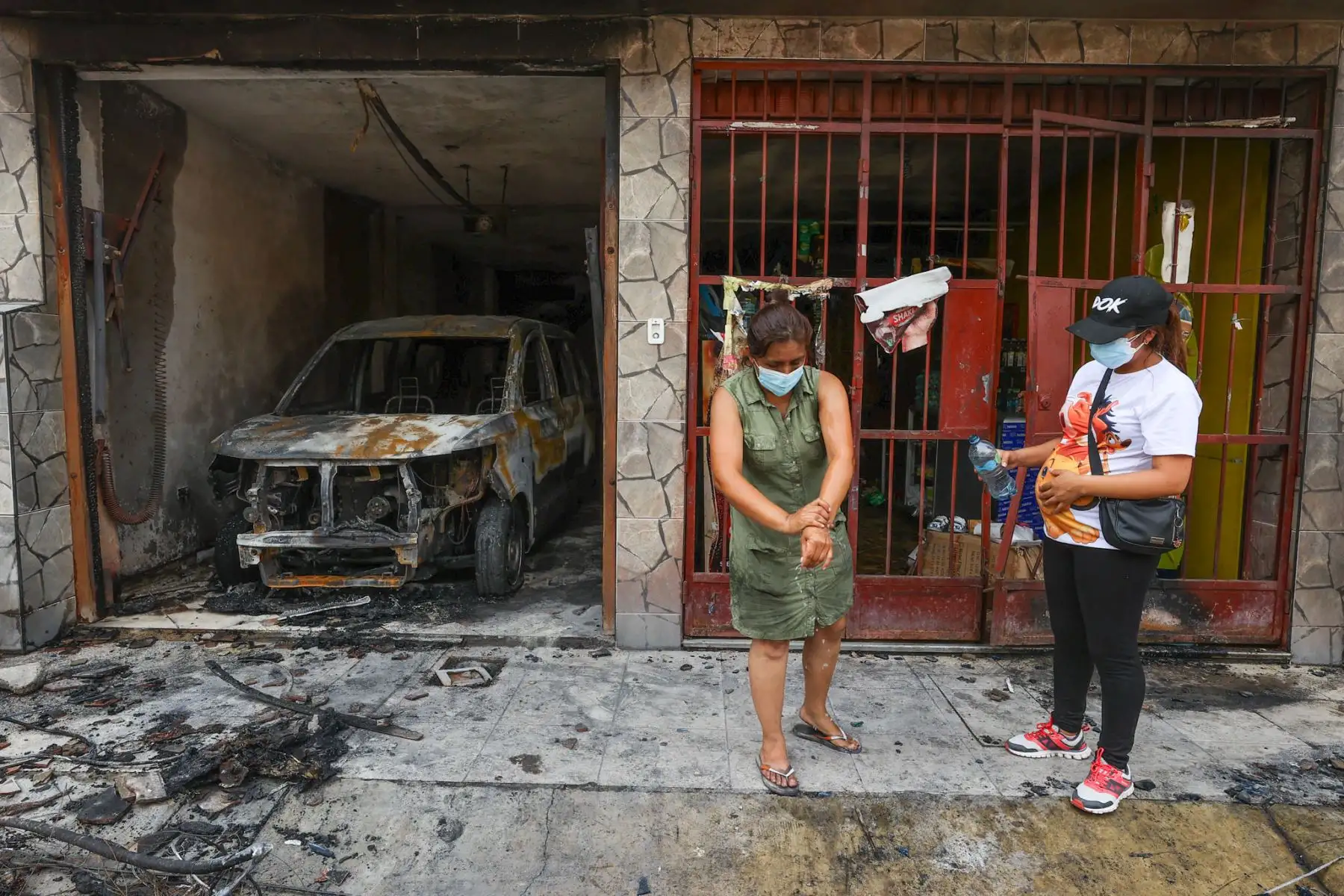 Incendio de grandes proporciones destruyó  un almacén de productos químicos ubicado en el distrito de San Juan de Lurigancho dejando a más de 30 viviendas afectadas y alrededor de 60 familias desprotegidas.
Foto: ANDINA/Andrés Valle