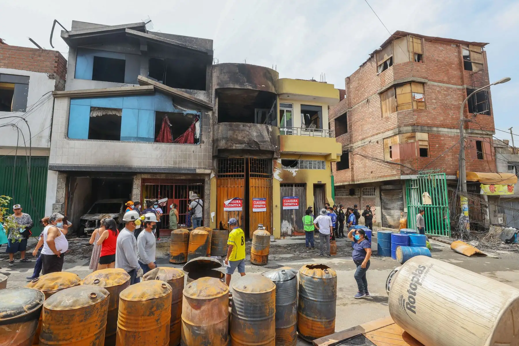 Incendio de grandes proporciones destruyó  un almacén de productos químicos ubicado en el distrito de San Juan de Lurigancho dejando a más de 30 viviendas afectadas y alrededor de 60 familias desprotegidas.
Foto: ANDINA/Andrés Valle
