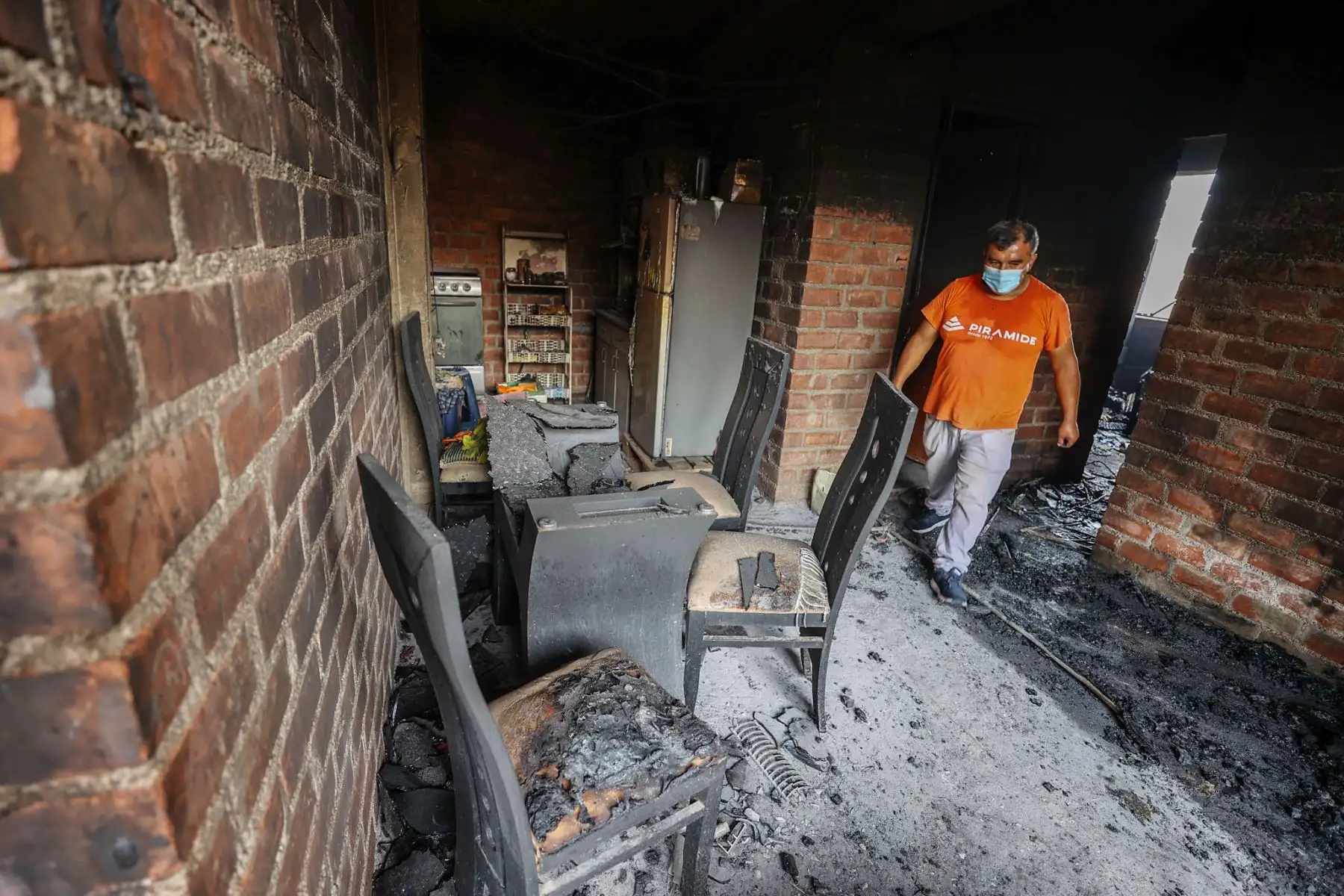Incendio de grandes proporciones destruyó  un almacén de productos químicos ubicado en el distrito de San Juan de Lurigancho dejando a más de 30 viviendas afectadas y alrededor de 60 familias desprotegidas.
Foto: ANDINA/Andrés Valle