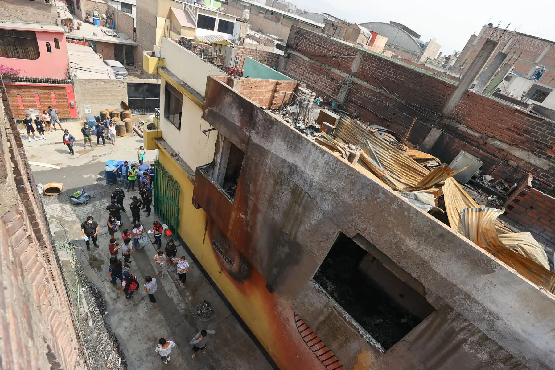 Incendio de grandes proporciones destruyó  un almacén de productos químicos ubicado en el distrito de San Juan de Lurigancho dejando a más de 30 viviendas afectadas y alrededor de 60 familias desprotegidas.
Foto: ANDINA/Andrés Valle
