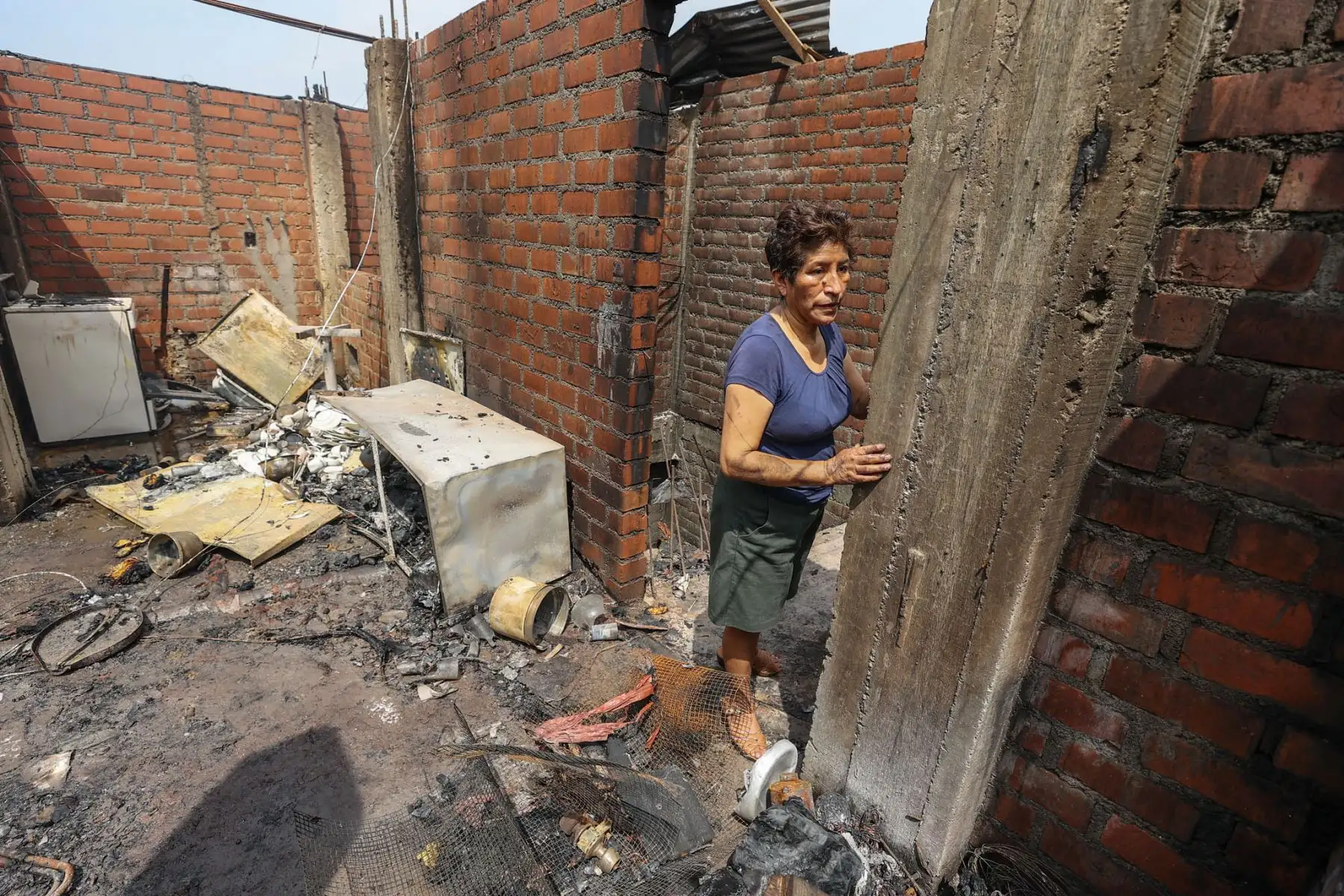 Incendio de grandes proporciones destruyó  un almacén de productos químicos ubicado en el distrito de San Juan de Lurigancho dejando a más de 30 viviendas afectadas y alrededor de 60 familias desprotegidas.
Foto: ANDINA/Andrés Valle