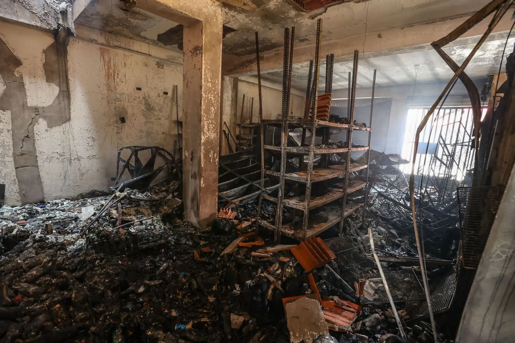 Incendio de grandes proporciones destruyó  un almacén de productos químicos ubicado en el distrito de San Juan de Lurigancho dejando a más de 30 viviendas afectadas y alrededor de 60 familias desprotegidas.
Foto: ANDINA/Andrés Valle