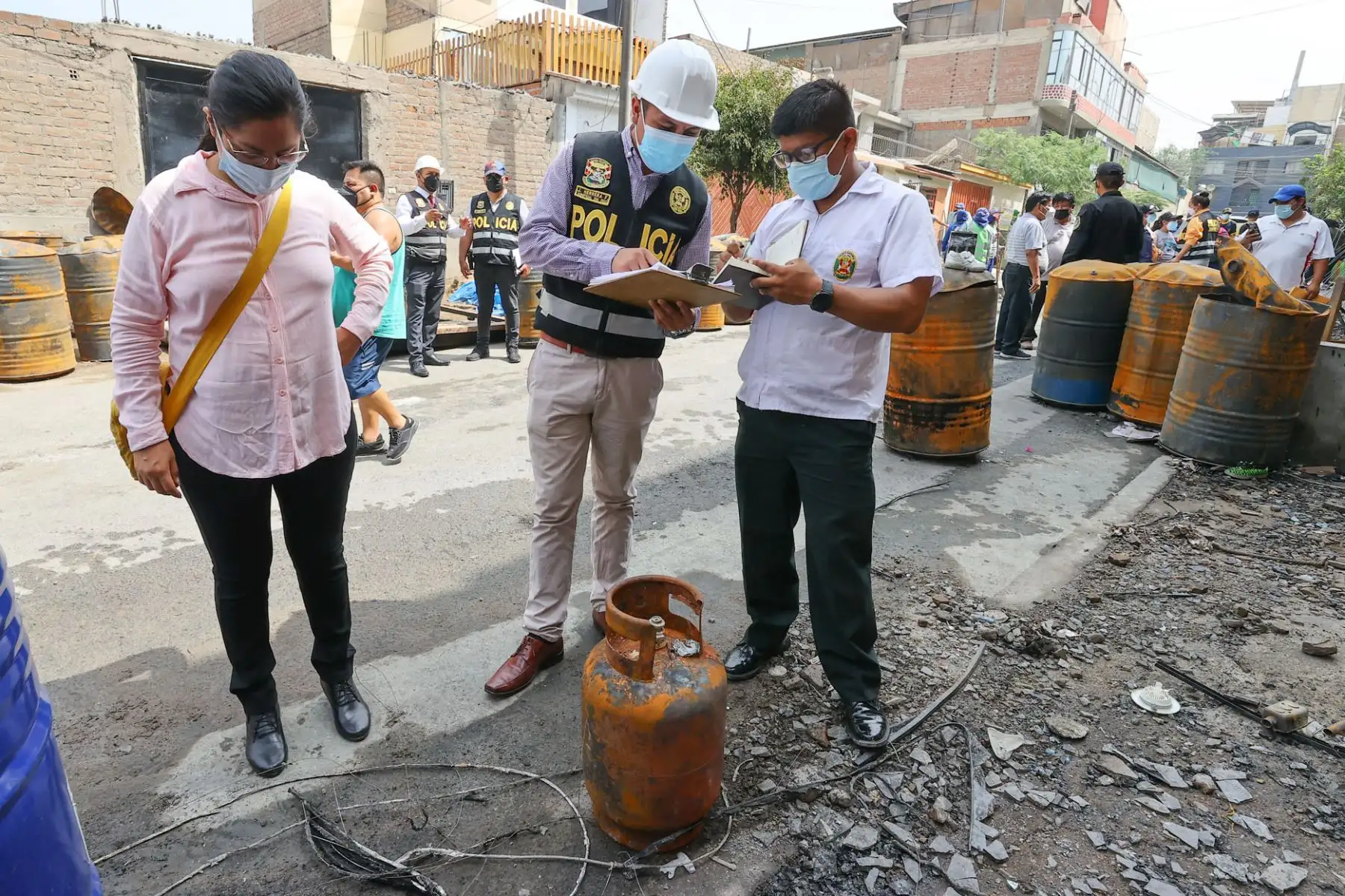 Incendio de grandes proporciones destruyó  un almacén de productos químicos ubicado en el distrito de San Juan de Lurigancho dejando a más de 30 viviendas afectadas y alrededor de 60 familias desprotegidas.
Foto: ANDINA/Andrés Valle