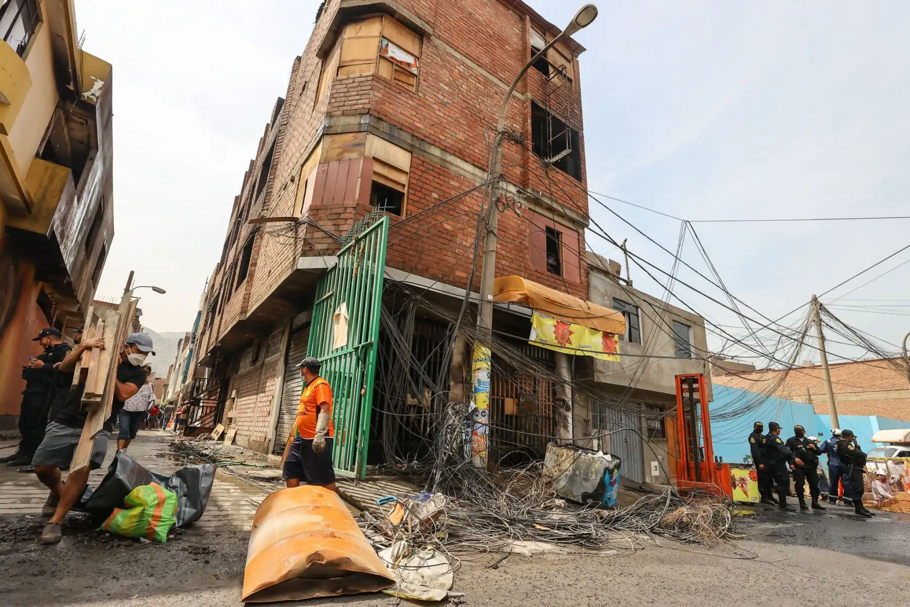 Incendio de grandes proporciones destruyó  un almacén de productos químicos ubicado en el distrito de San Juan de Lurigancho dejando a más de 30 viviendas afectadas y alrededor de 60 familias desprotegidas.
Foto: ANDINA/Andrés Valle