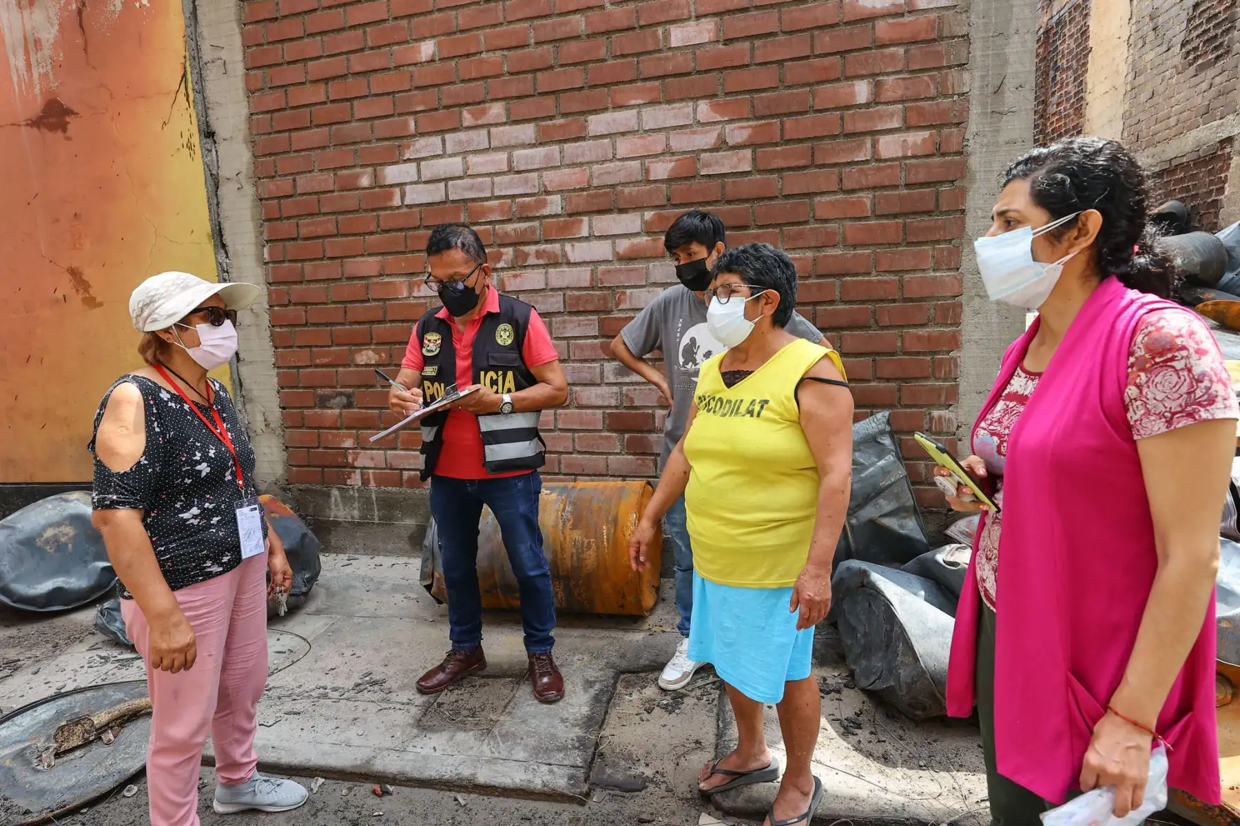 Incendio de grandes proporciones destruyó  un almacén de productos químicos ubicado en el distrito de San Juan de Lurigancho dejando a más de 30 viviendas afectadas y alrededor de 60 familias desprotegidas.
Foto: ANDINA/Andrés Valle