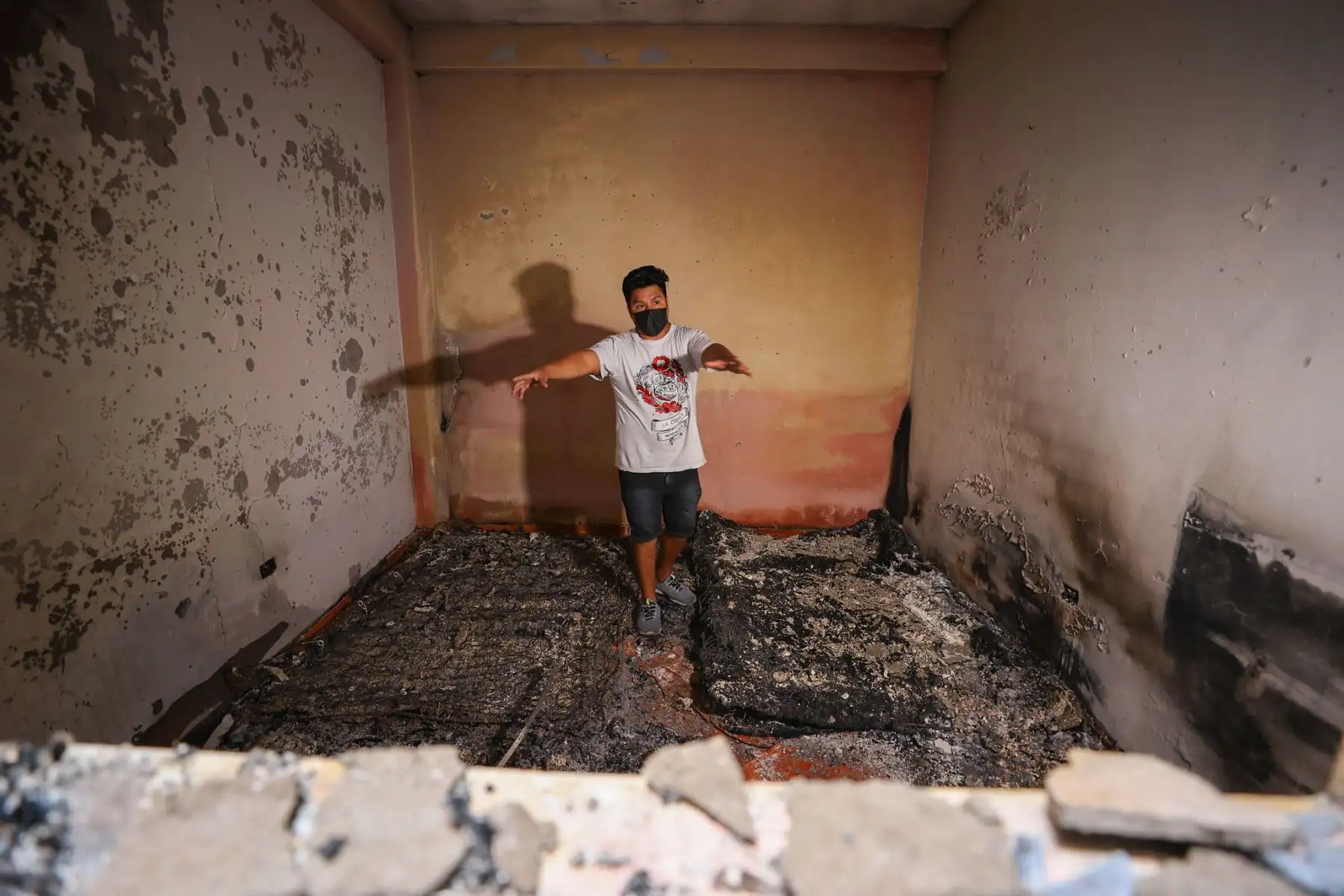 Incendio de grandes proporciones destruyó  un almacén de productos químicos ubicado en el distrito de San Juan de Lurigancho dejando a más de 30 viviendas afectadas y alrededor de 60 familias desprotegidas.
Foto: ANDINA/Andrés Valle