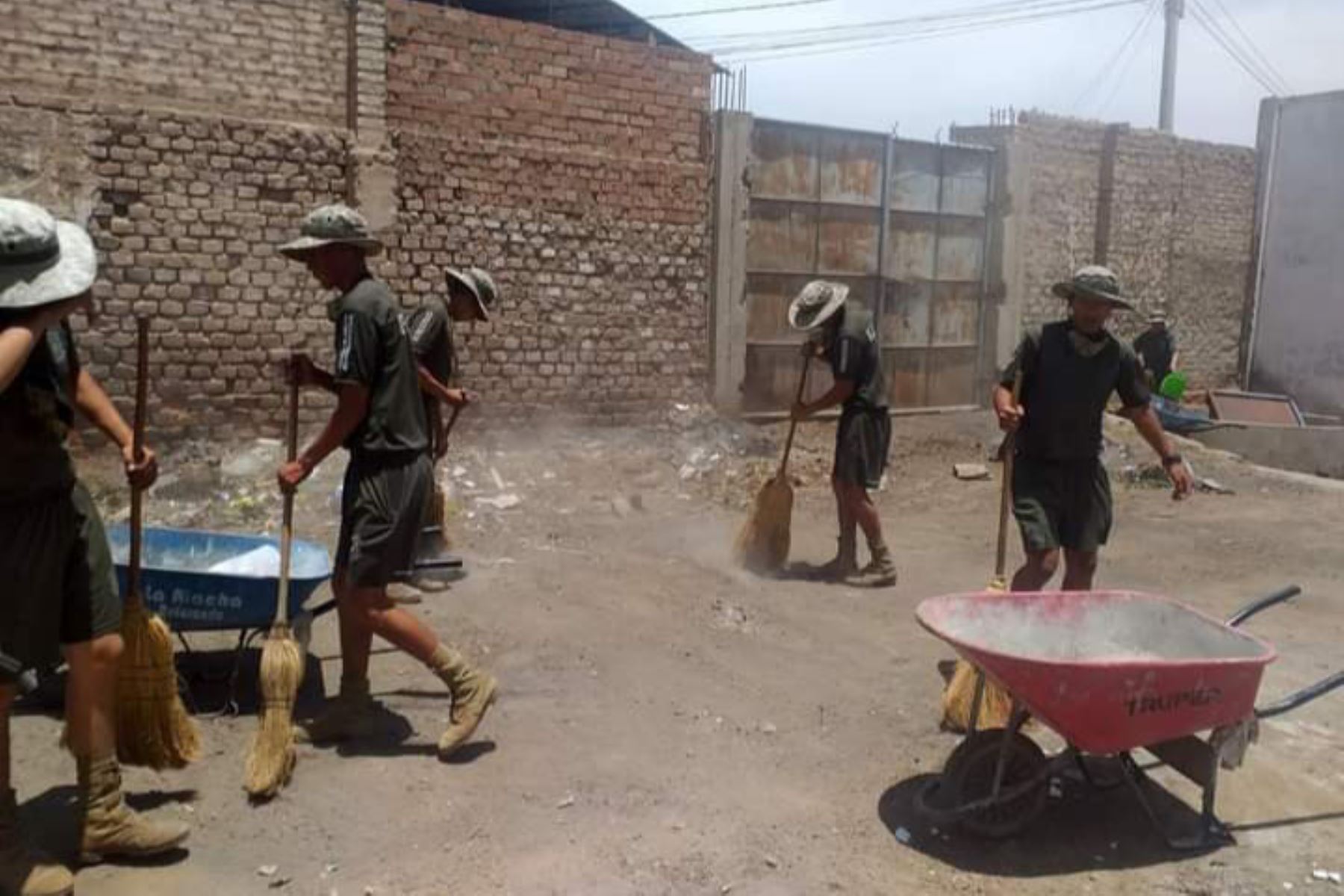 Desde tempranas horas, los soldados se sumaron a la limpieza del cementerio El Carmen de Chiclayo. Foto: ANDINA/Difusión