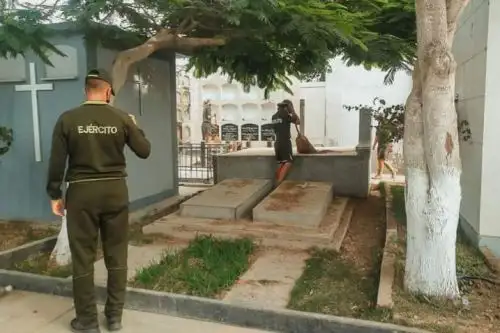 Desde tempranas horas, los soldados se sumaron a la limpieza del cementerio El Carmen de Chiclayo. Foto: ANDINA/Difusión