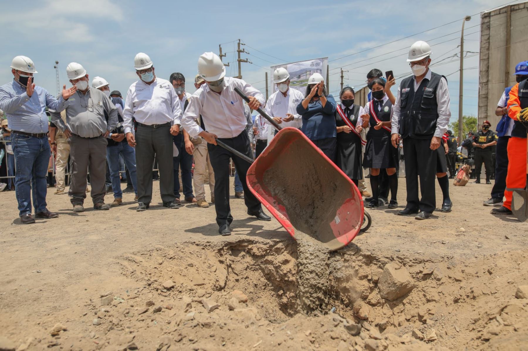 Colocación de la primera piedra para la construcción de una nueva institución educativa en Ventanilla, Callao. Foto: MINEDU/Difusión