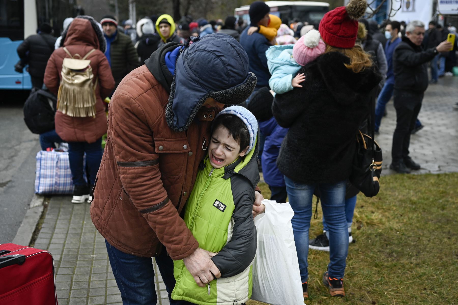El alto fuego para armar corredores humanitarios aumentará el flujo migratorio de los refugiados ucranianos, quienes fugan de su país huyendo de la guerra. Foto: AFP