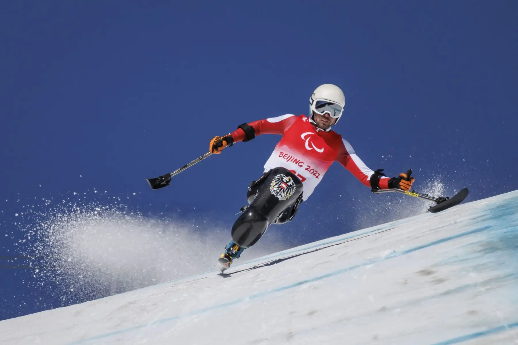 Roman Rabl de Austria compitiendo en el descenso de esquí, en el Centro Nacional de Esquí Alpino de Yanqing, durante los Juegos Paralímpicos de Invierno de Beijing 2022. Foto: AFP
