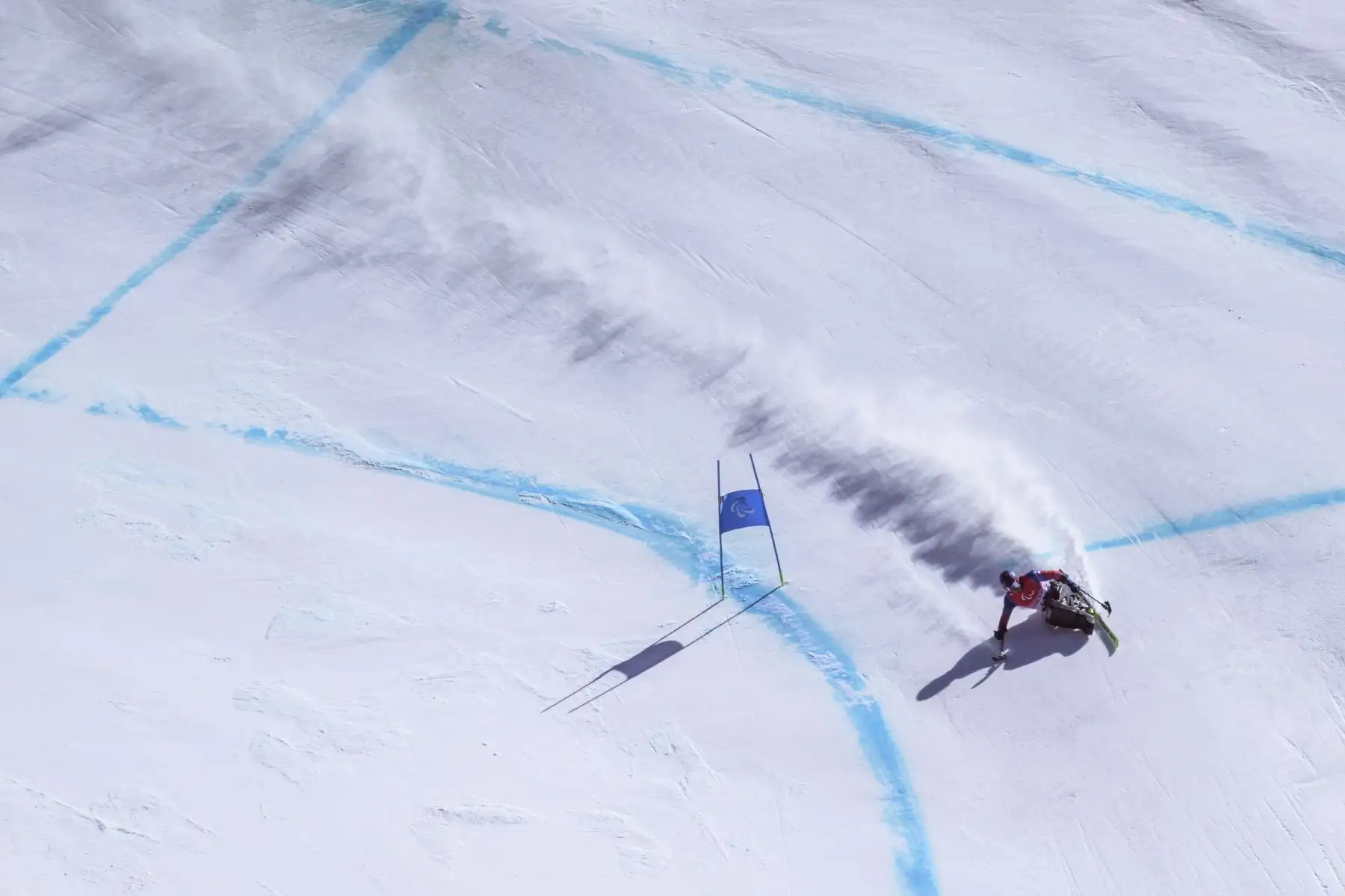 Nicolas Bisquertt Hudson de Chile compite en esquí cuesta abajo, en el Centro Nacional de Esquí Alpino de Yanqing, durante los Juegos Paralímpicos de Invierno de Beijing 2022. Foto: AFP