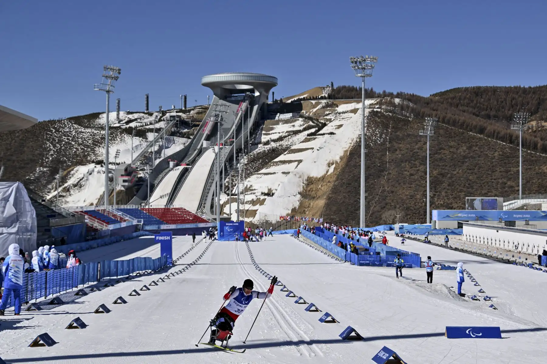 Liu Zixu de China compite cuesta abajo en el evento de biatlón en el Centro Nacional de Biatlón de Zhangjiakou, durante los Juegos Paralímpicos de Invierno de Beijing 2022. Foto: AFP