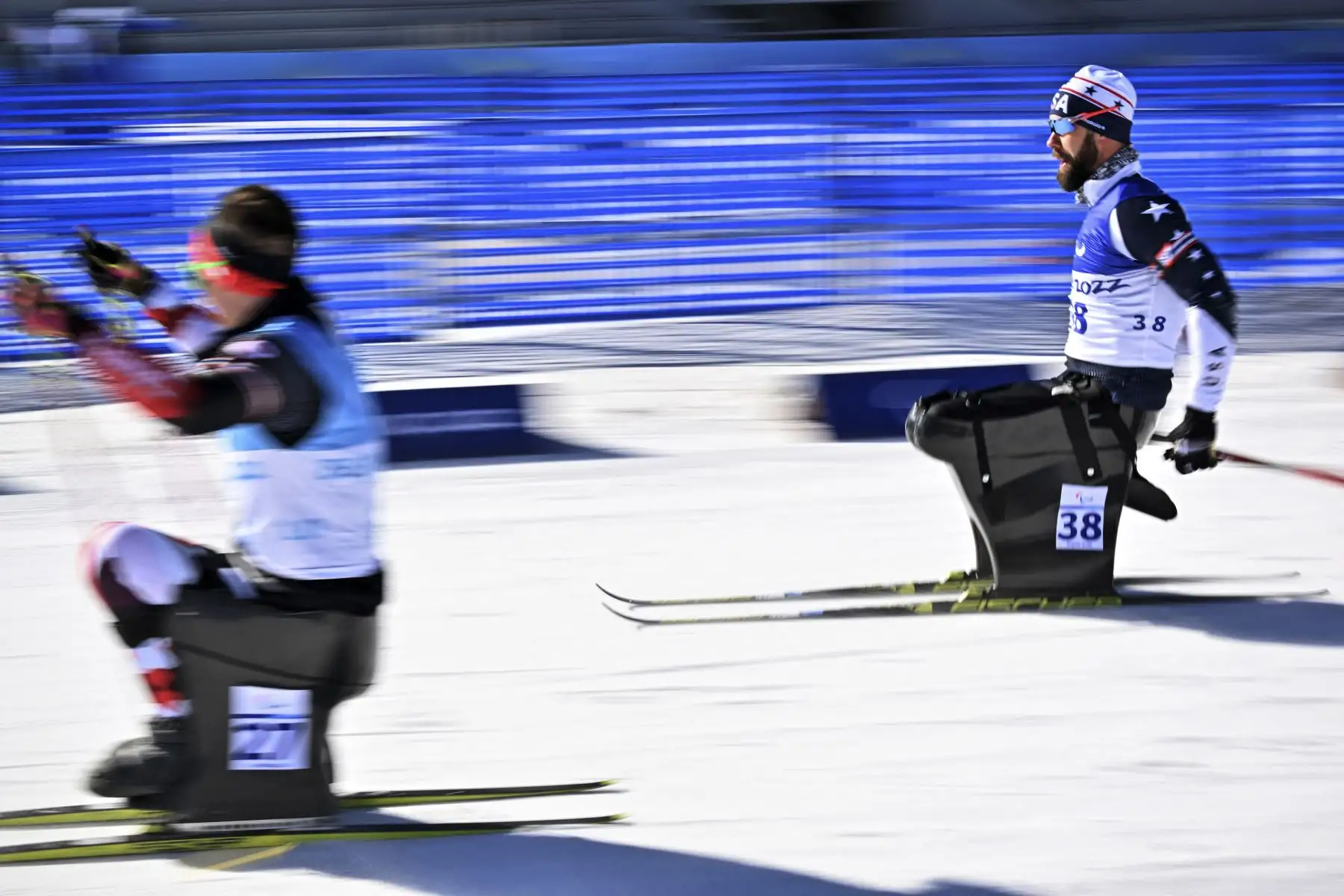 Aaron Pike, de EE. UU., calienta antes de la competencia de biatlón en Centro Nacional de Biatlón de Zhangjiakou, durante los Juegos Paralímpicos de Invierno de Beijing 2022. Foto: AFP