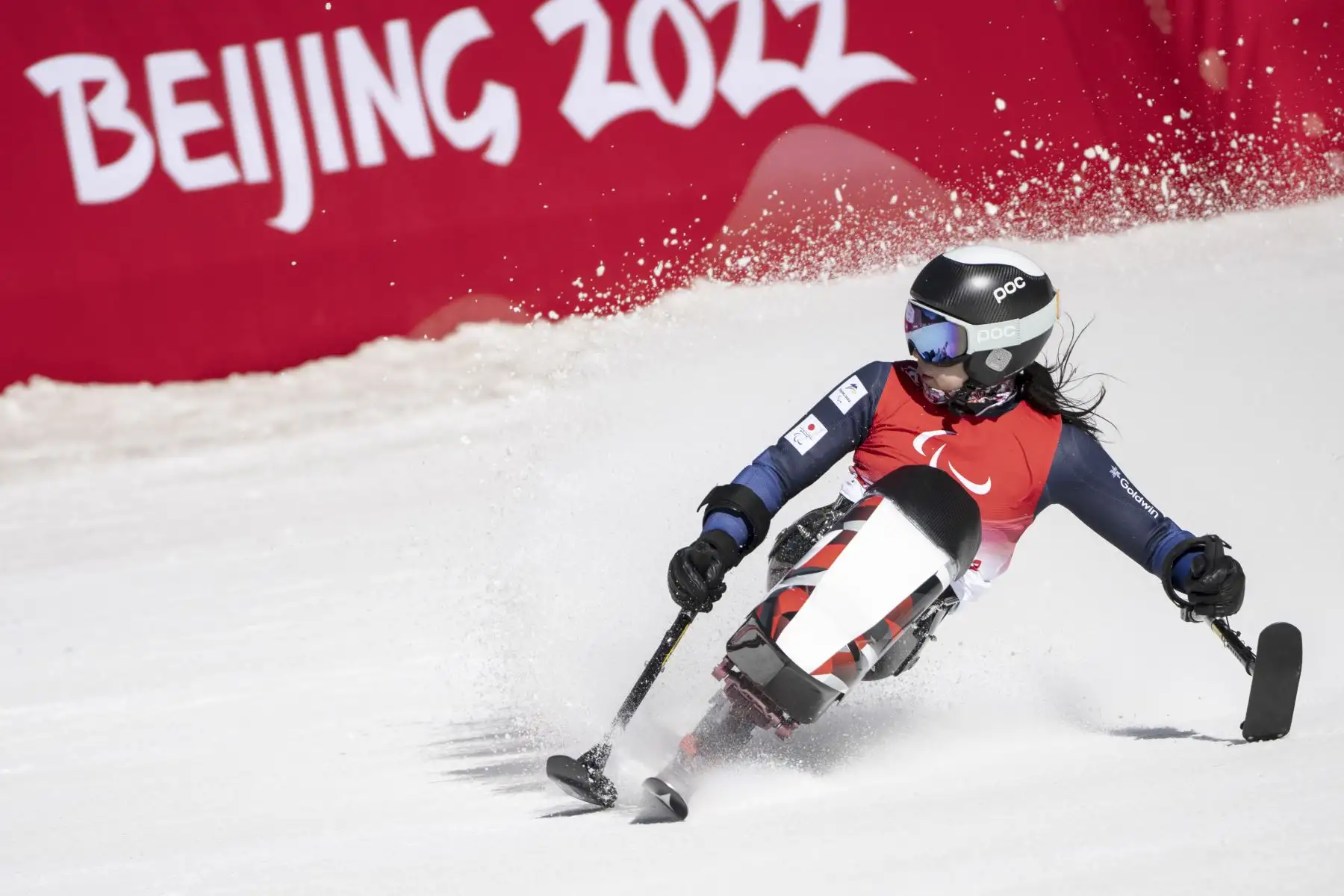 La esquiadora japonesa Momoka Muraoka participa en la prueba de descenso femenino, en el Centro Nacional de Esquí Alpino de Yanqing durante los Juegos Paralímpicos de Invierno de Pekín 2022. Foto: EFE