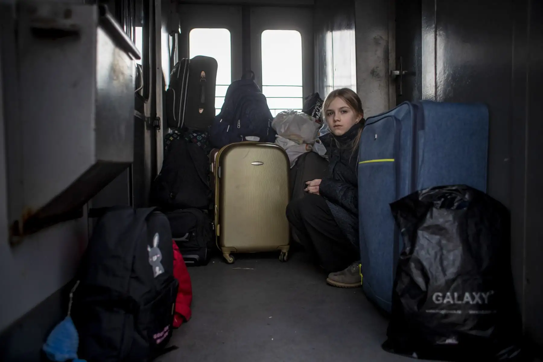 Una refugiada ucraniana se acomoda en un tren que parte de Ucrania a Polonia, en Mostyska, Ucrania. Foto: EFE