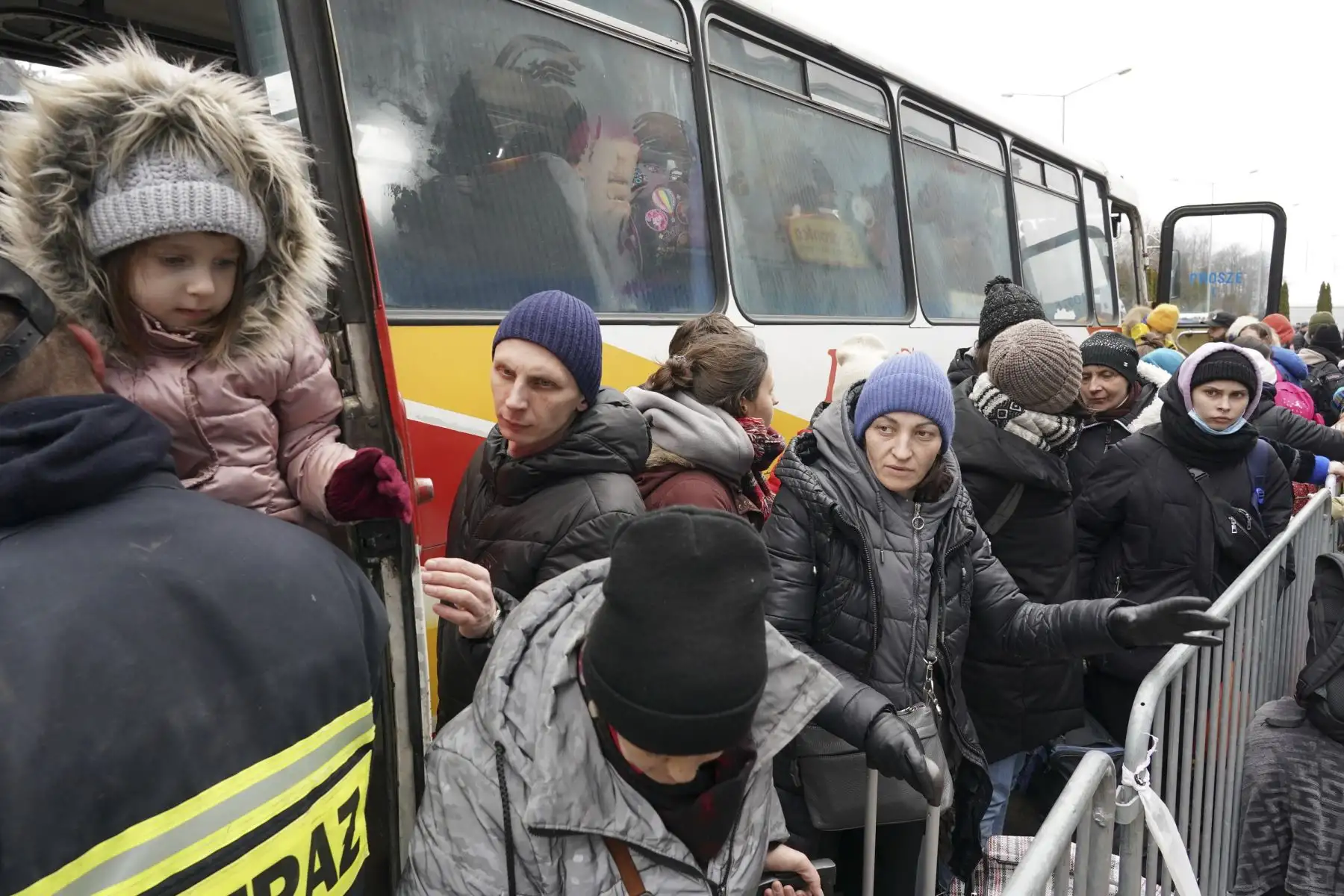 Refugiados de Ucrania se reúnen en el centro de distribución en Korczowa, en Polonia. Foto: AFP