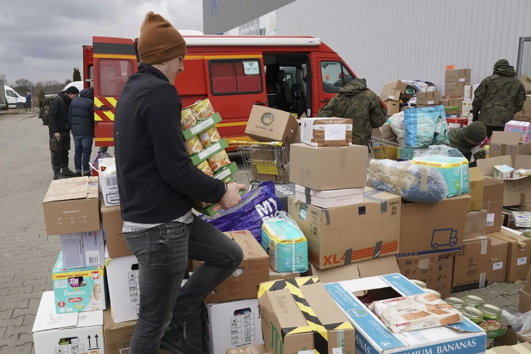 Los alimentos se clasifican en el centro de distribución de refugiados en Korczowa, Polonia. Foto: AFP
