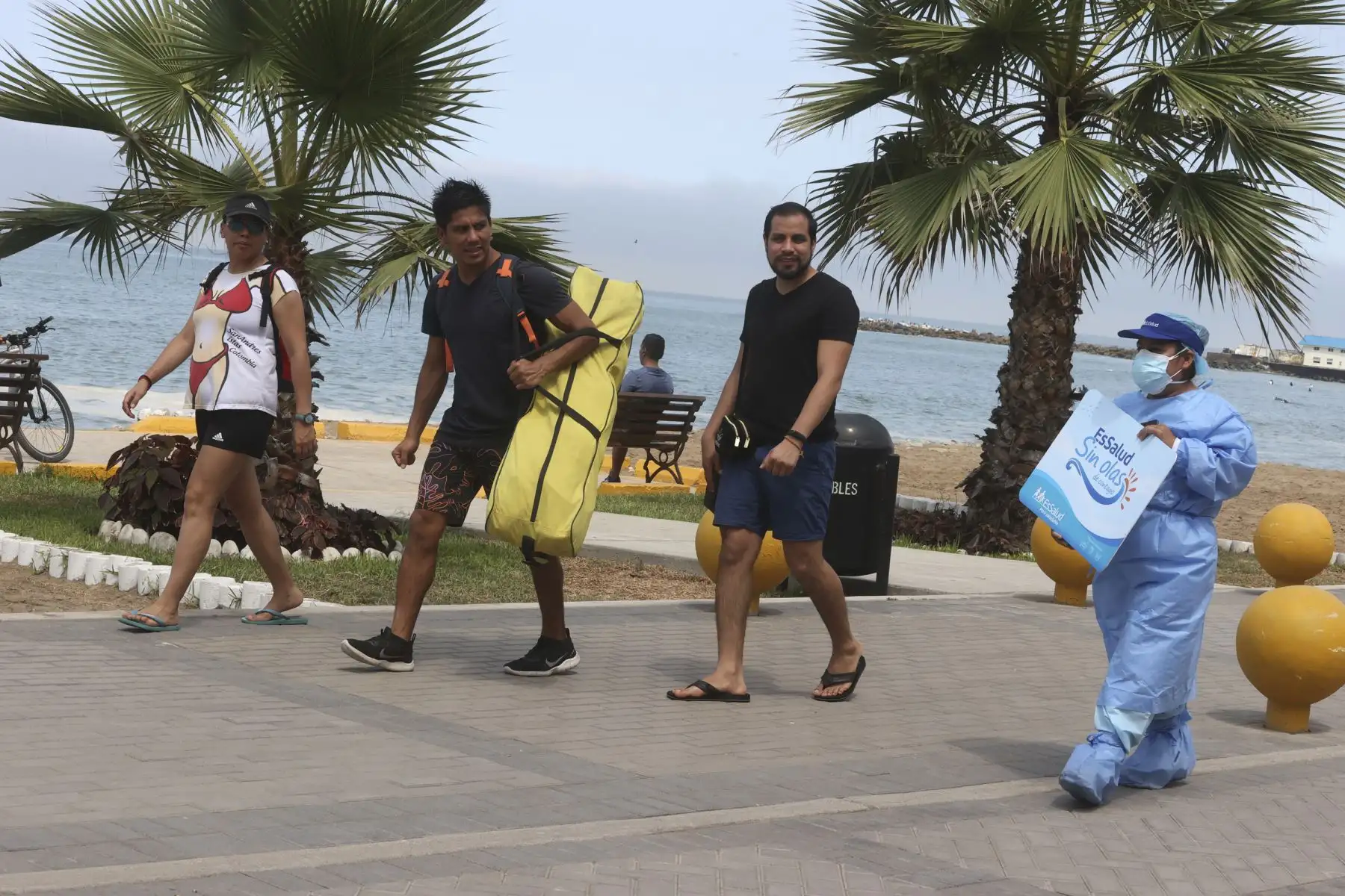 A fin de lograr una detección temprana del Covid-19, continúa la campaña de descarte denominada “Essalud sin Olas” en las playas Redondo I y II, en Miraflores; en La Punta, Callao; así como en los parques zonales de Huayna Cápac de San Juan de Miraflores y en Cápac Yupanqui, en el Rímac. Foto: ANDINA/Vidal Tarqui
