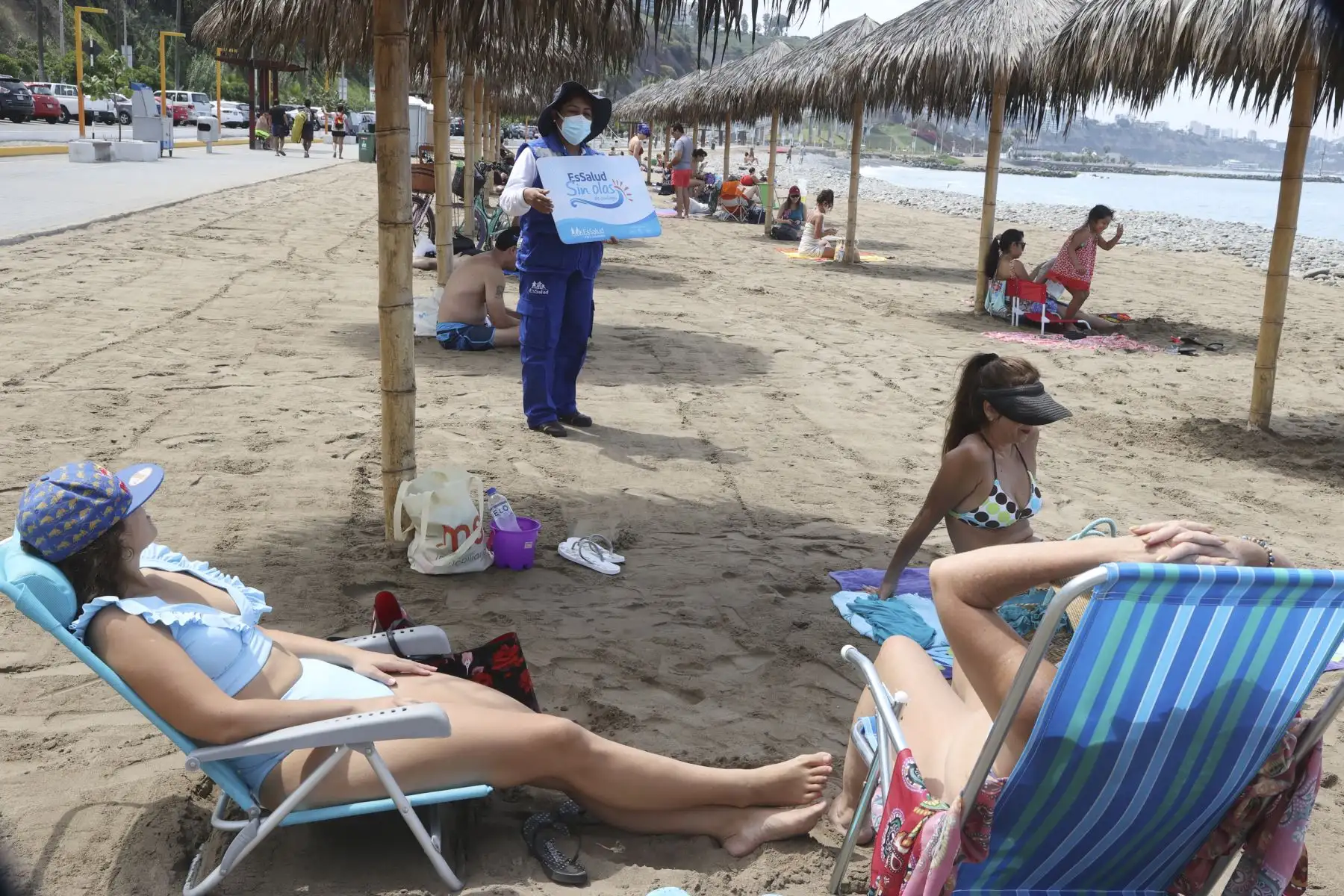 A fin de lograr una detección temprana del Covid-19, continúa la campaña de descarte denominada “Essalud sin Olas” en las playas Redondo I y II, en Miraflores; en La Punta, Callao; así como en los parques zonales de Huayna Cápac de San Juan de Miraflores y en Cápac Yupanqui, en el Rímac. Foto: ANDINA/Vidal Tarqui