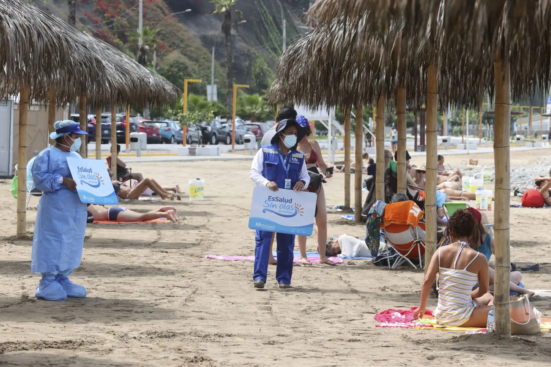 A fin de lograr una detección temprana del Covid-19, continúa la campaña de descarte denominada “Essalud sin Olas” en las playas Redondo I y II, en Miraflores; en La Punta, Callao; así como en los parques zonales de Huayna Cápac de San Juan de Miraflores y en Cápac Yupanqui, en el Rímac. Foto: ANDINA/Vidal Tarqui