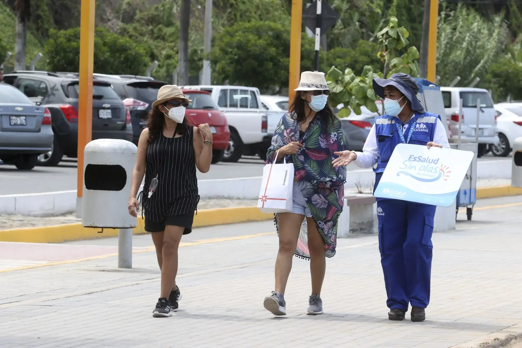 A fin de lograr una detección temprana del Covid-19, continúa la campaña de descarte denominada “Essalud sin Olas” en las playas Redondo I y II, en Miraflores; en La Punta, Callao; así como en los parques zonales de Huayna Cápac de San Juan de Miraflores y en Cápac Yupanqui, en el Rímac. Foto: ANDINA/Vidal Tarqui