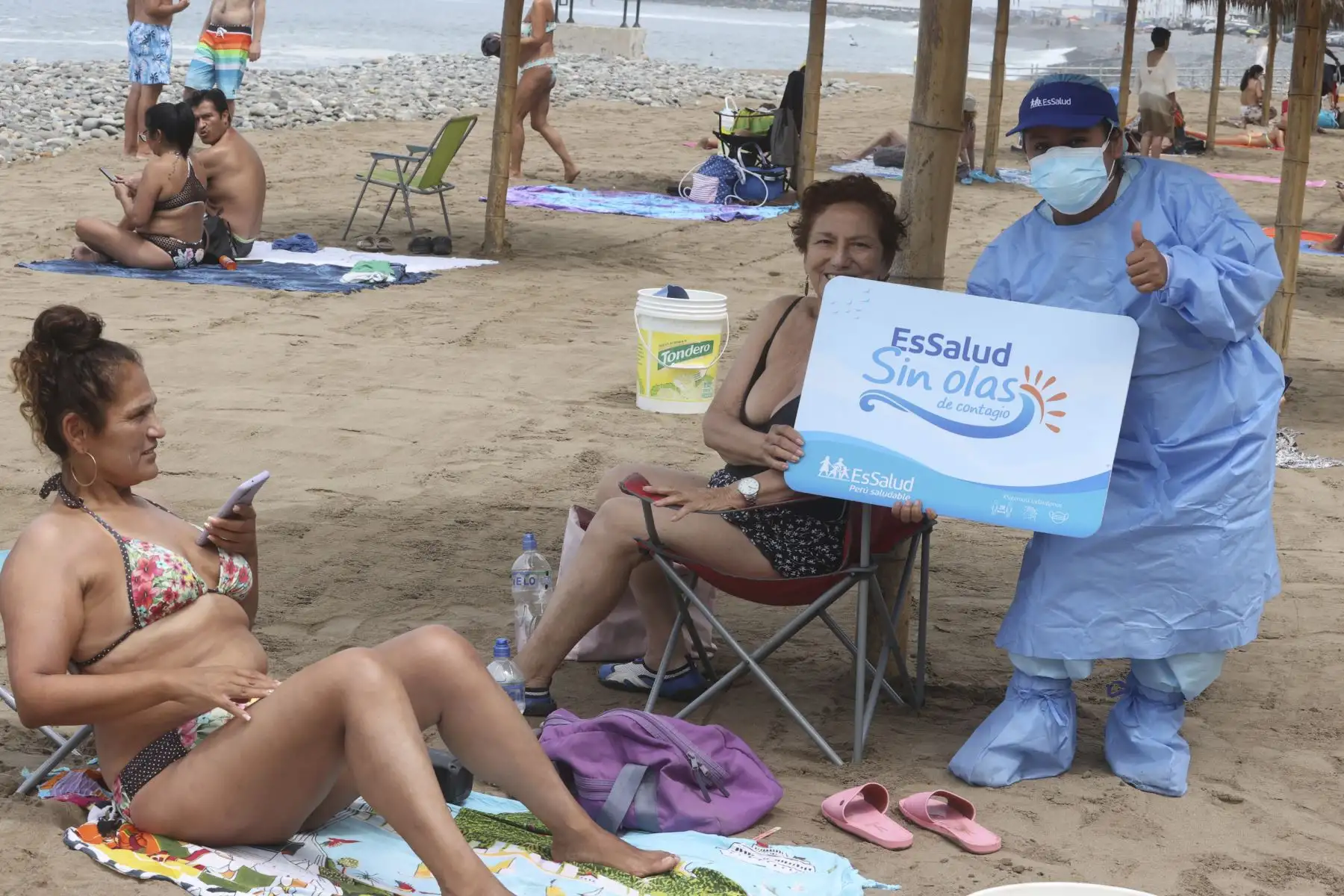 A fin de lograr una detección temprana del Covid-19, continúa la campaña de descarte denominada “Essalud sin Olas” en las playas Redondo I y II, en Miraflores; en La Punta, Callao; así como en los parques zonales de Huayna Cápac de San Juan de Miraflores y en Cápac Yupanqui, en el Rímac. Foto: ANDINA/Vidal Tarqui