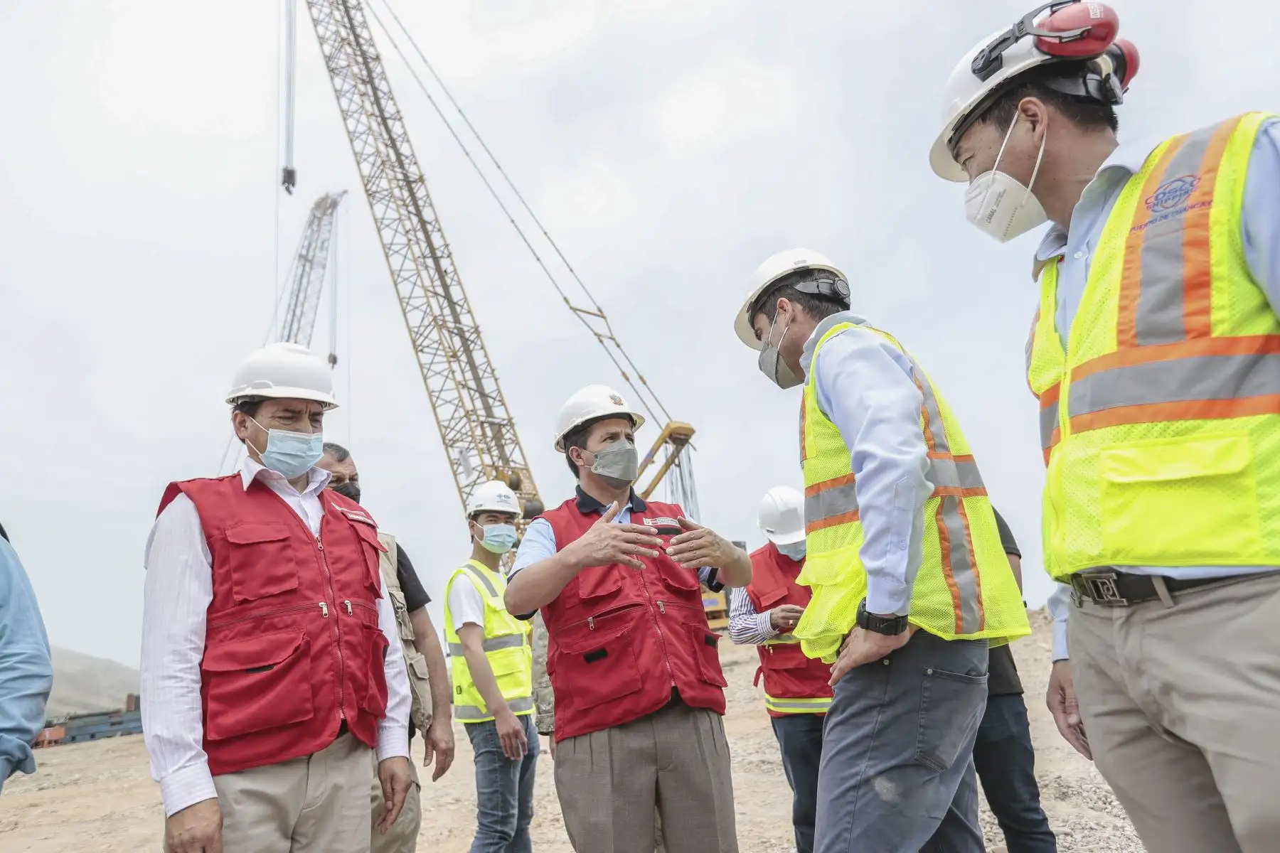 El presidente de la República, Pedro Castillo, junto al ministro de Transportes y Comunicaciones, Nicolás Bustamante; inspeccionaron esta mañana las obras del terminal portuario de Chancay. Foto: ANDINA/Prensa Presidencia