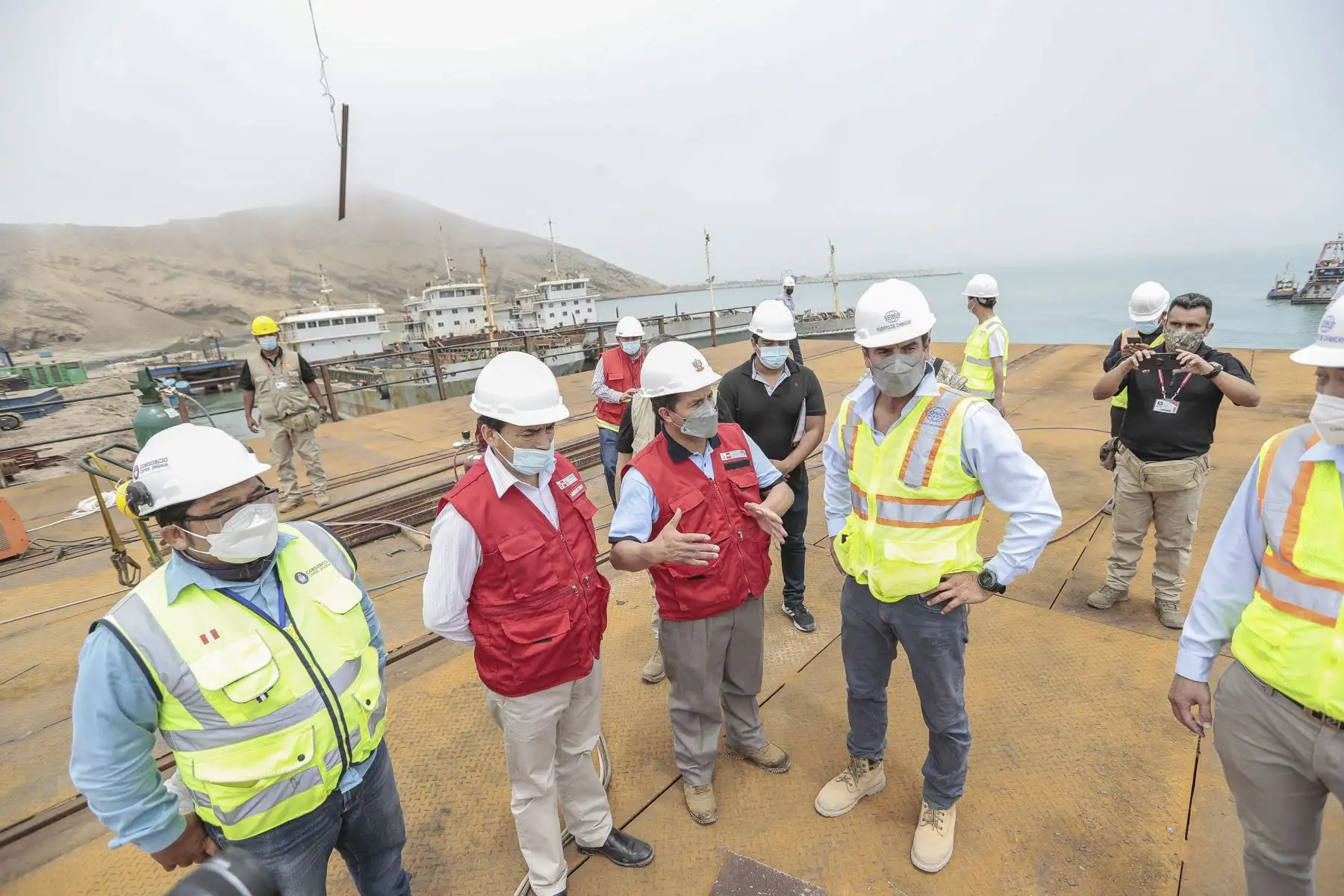 El presidente de la República, Pedro Castillo, junto al ministro de Transportes y Comunicaciones, Nicolás Bustamante; inspeccionaron esta mañana las obras del terminal portuario de Chancay. Foto: ANDINA/Prensa Presidencia