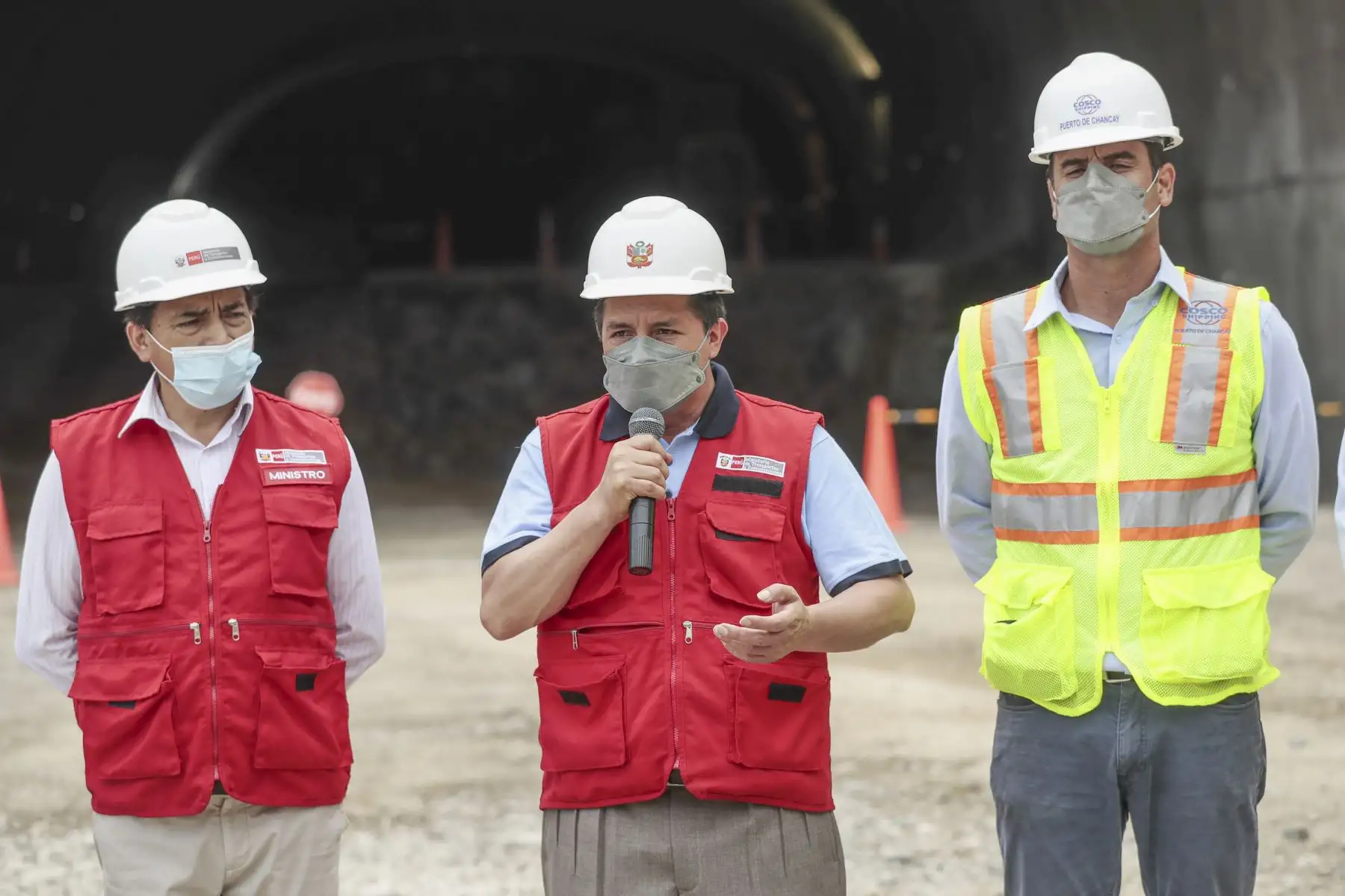 El presidente de la República, Pedro Castillo, junto al ministro de Transportes y Comunicaciones, Nicolás Bustamante; inspeccionaron esta mañana las obras del terminal portuario de Chancay. Foto: ANDINA/Prensa Presidencia