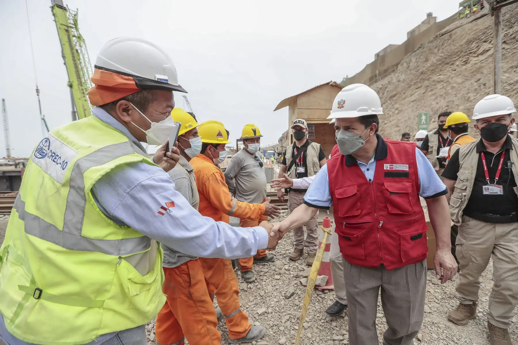 El presidente de la República, Pedro Castillo, junto al ministro de Transportes y Comunicaciones, Nicolás Bustamante; inspeccionaron esta mañana las obras del terminal portuario de Chancay. Foto: ANDINA/Prensa Presidencia