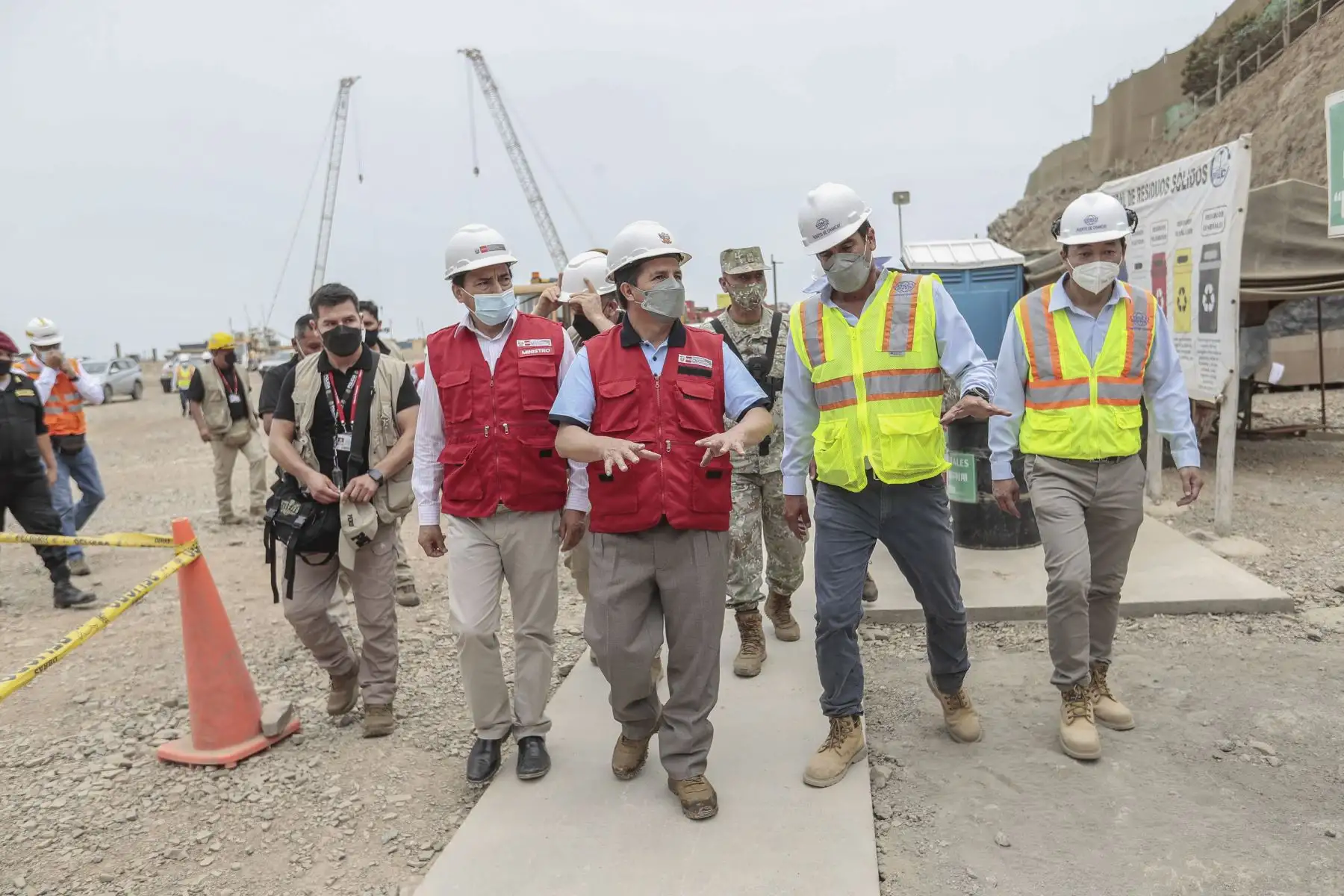 El presidente de la República, Pedro Castillo, junto al ministro de Transportes y Comunicaciones, Nicolás Bustamante; inspeccionaron esta mañana las obras del terminal portuario de Chancay. Foto: ANDINA/Prensa Presidencia