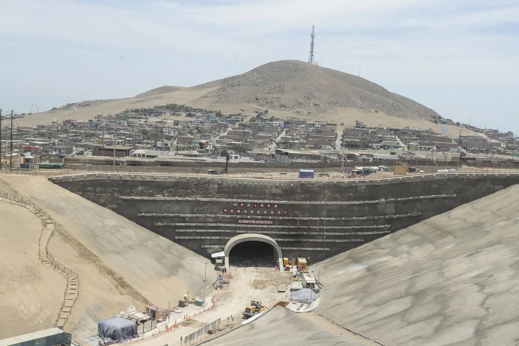 El presidente de la República, Pedro Castillo, junto al ministro de Transportes y Comunicaciones, Nicolás Bustamante; inspeccionaron esta mañana las obras del terminal portuario de Chancay. Foto: ANDINA/Prensa Presidencia