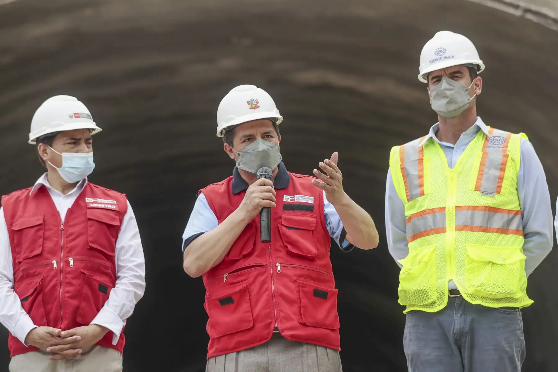 El presidente de la República, Pedro Castillo, junto al ministro de Transportes y Comunicaciones, Nicolás Bustamante; inspeccionaron esta mañana las obras del terminal portuario de Chancay. Foto: ANDINA/Prensa Presidencia