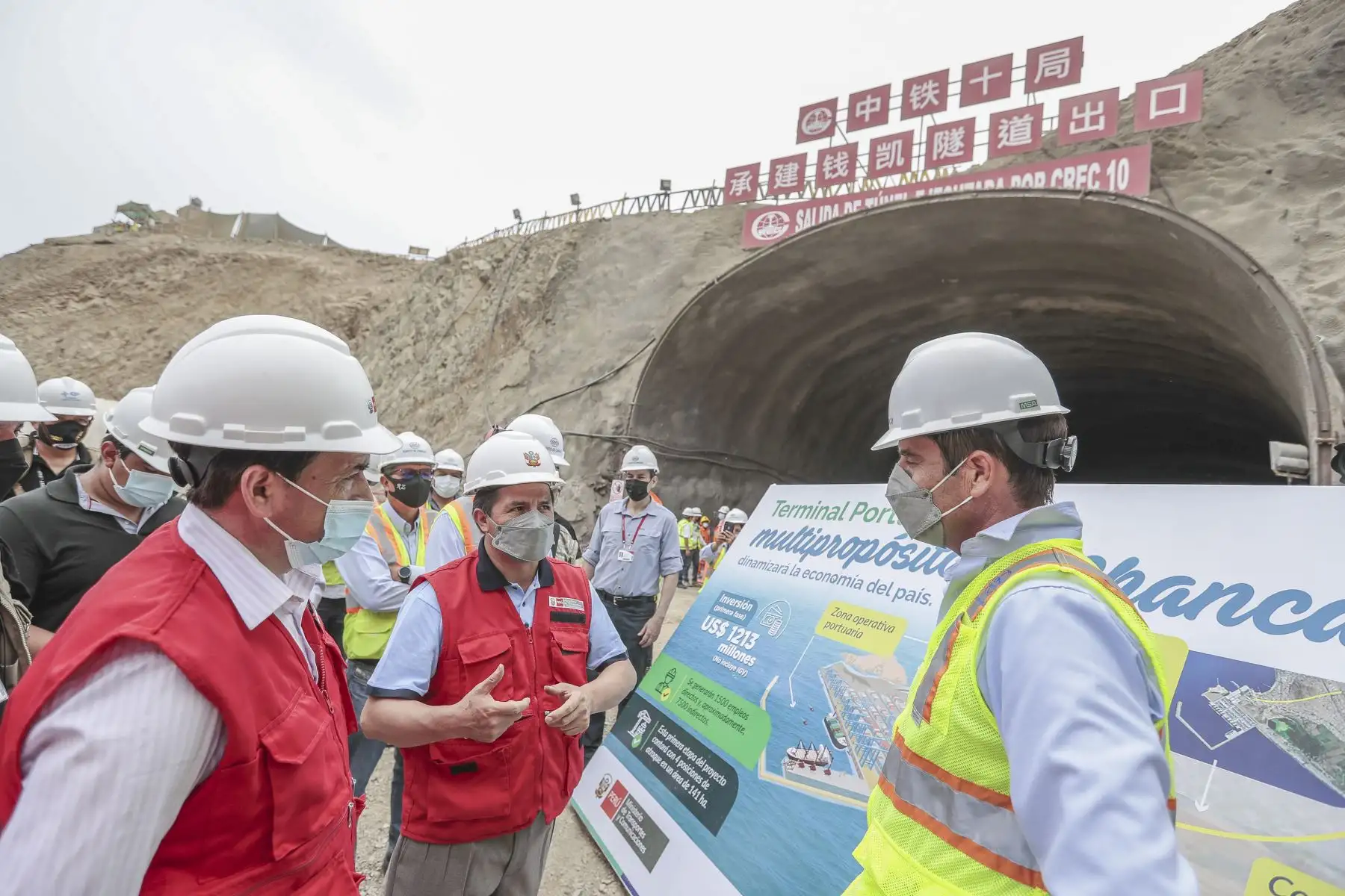 El presidente de la República, Pedro Castillo, junto al ministro de Transportes y Comunicaciones, Nicolás Bustamante; inspeccionaron esta mañana las obras del terminal portuario de Chancay. Foto: ANDINA/Prensa Presidencia
